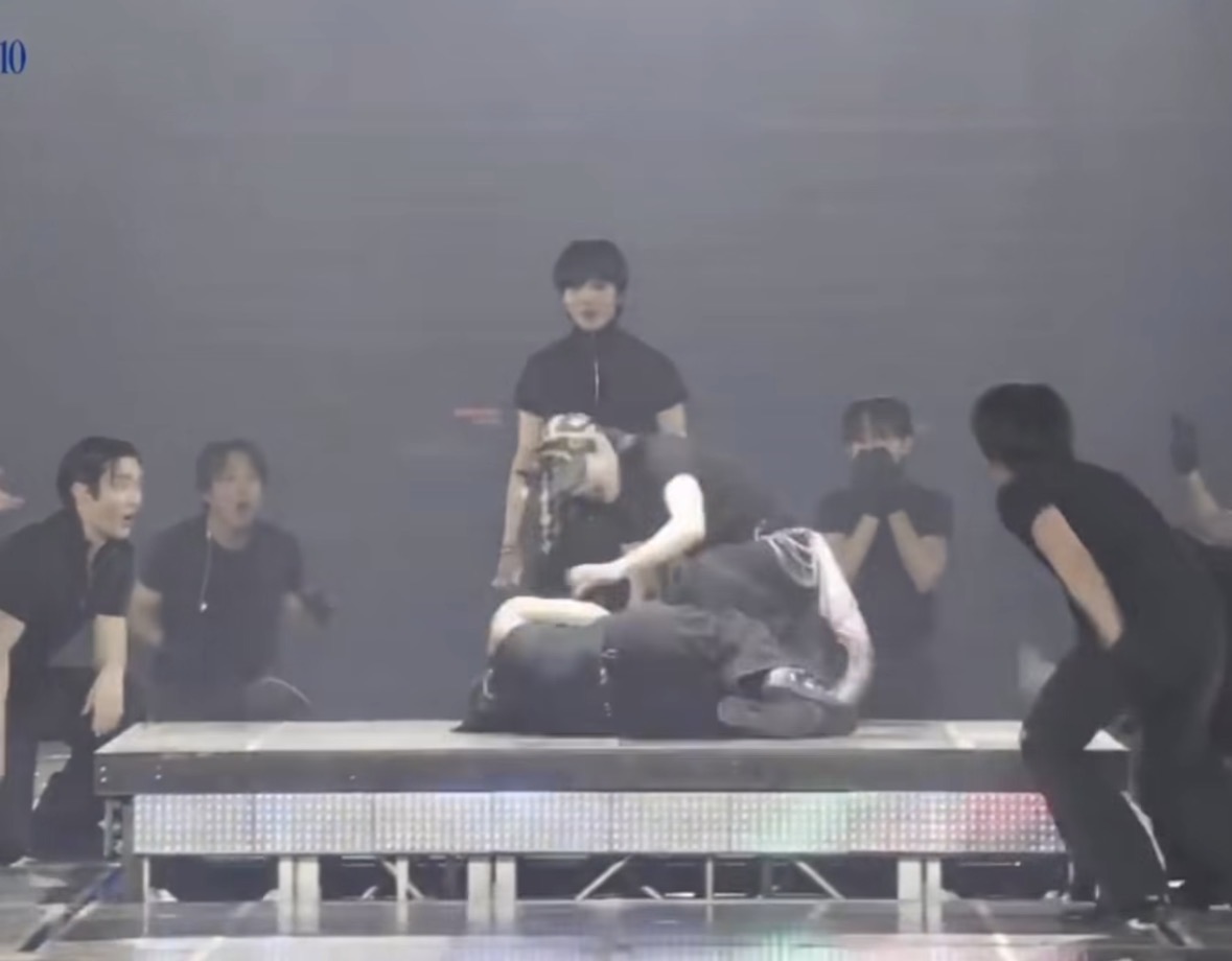 SUPER JUNIOR 東海在演出，被升降台絆倒，重摔在舞台上。（圖／翻攝自網路）