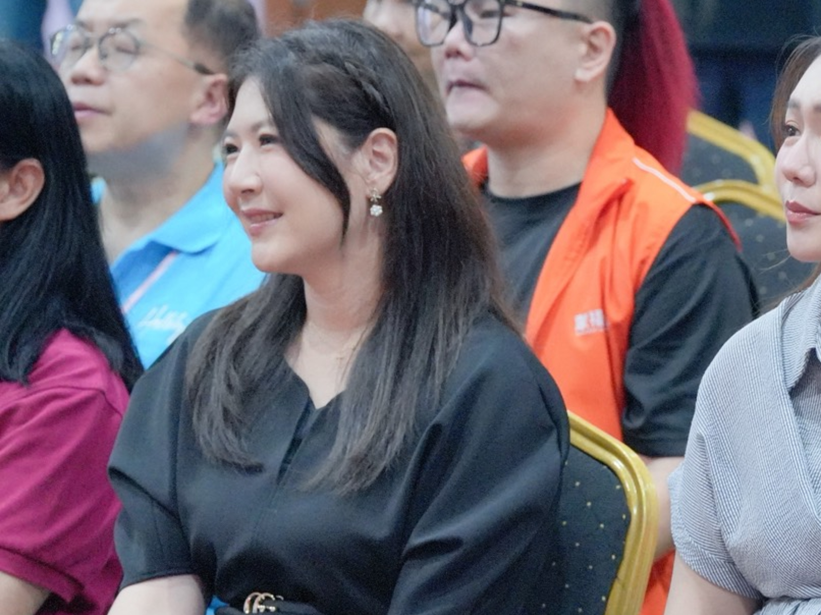 鄭亦真看著台上的小孩眼神都是愛。（圖／藝起發光Ｘ蒙福教會提供）