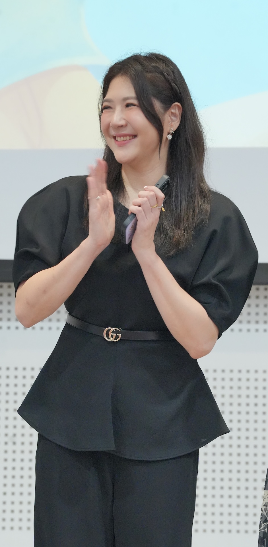 鄭亦真準備回主播台。（圖／藝起發光Ｘ蒙福教會提供）