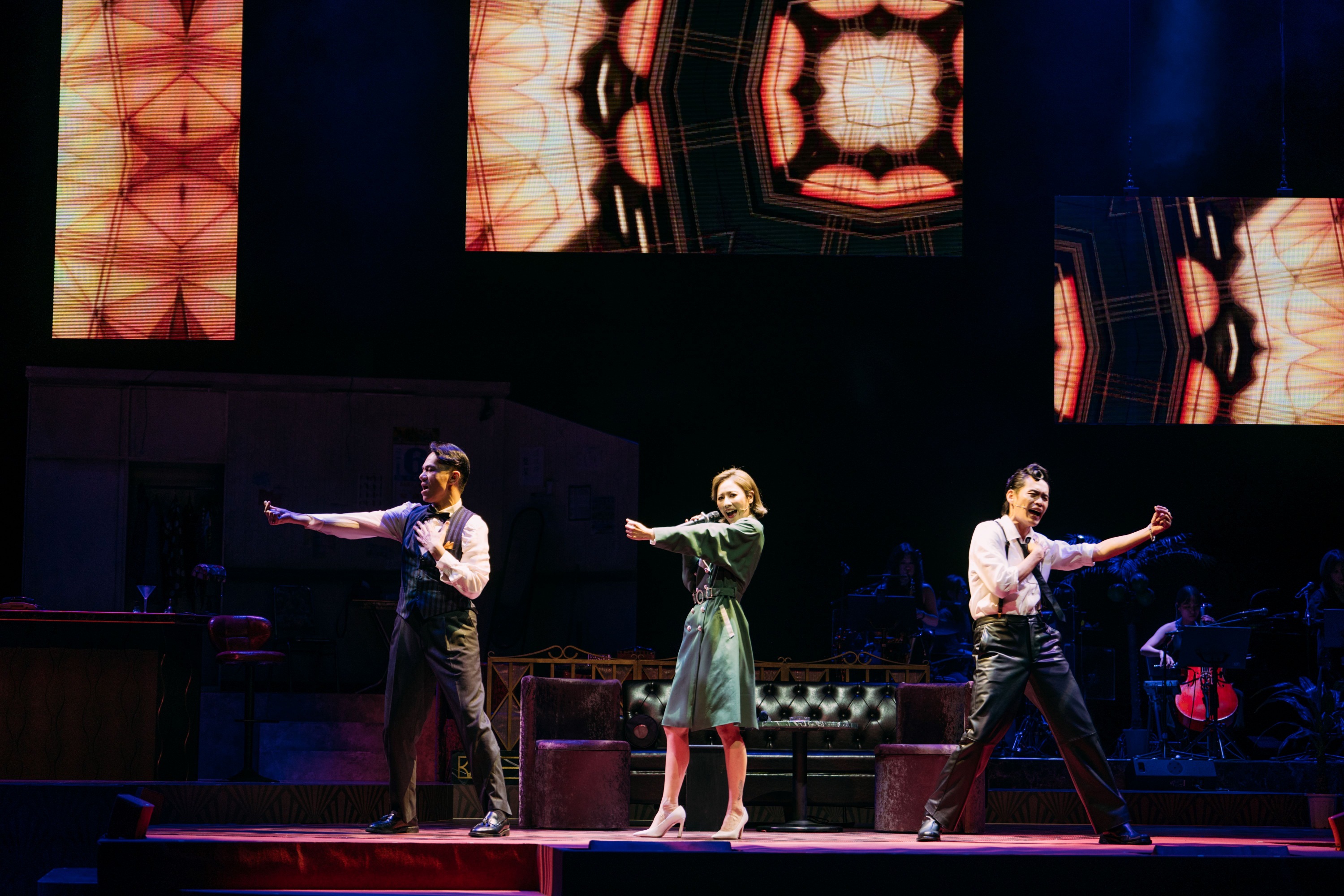 《櫻子媽媽與她的三個男人》演員們須在舞台上完成高難度換裝。（圖／瘋戲樂工作室提供）