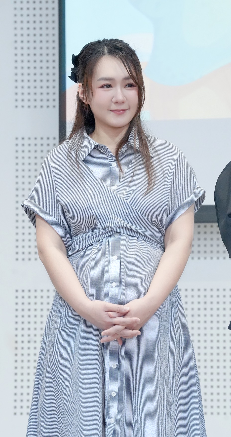 李又汝開心懷女寶。(圖/藝起發光X蒙福教會提供)