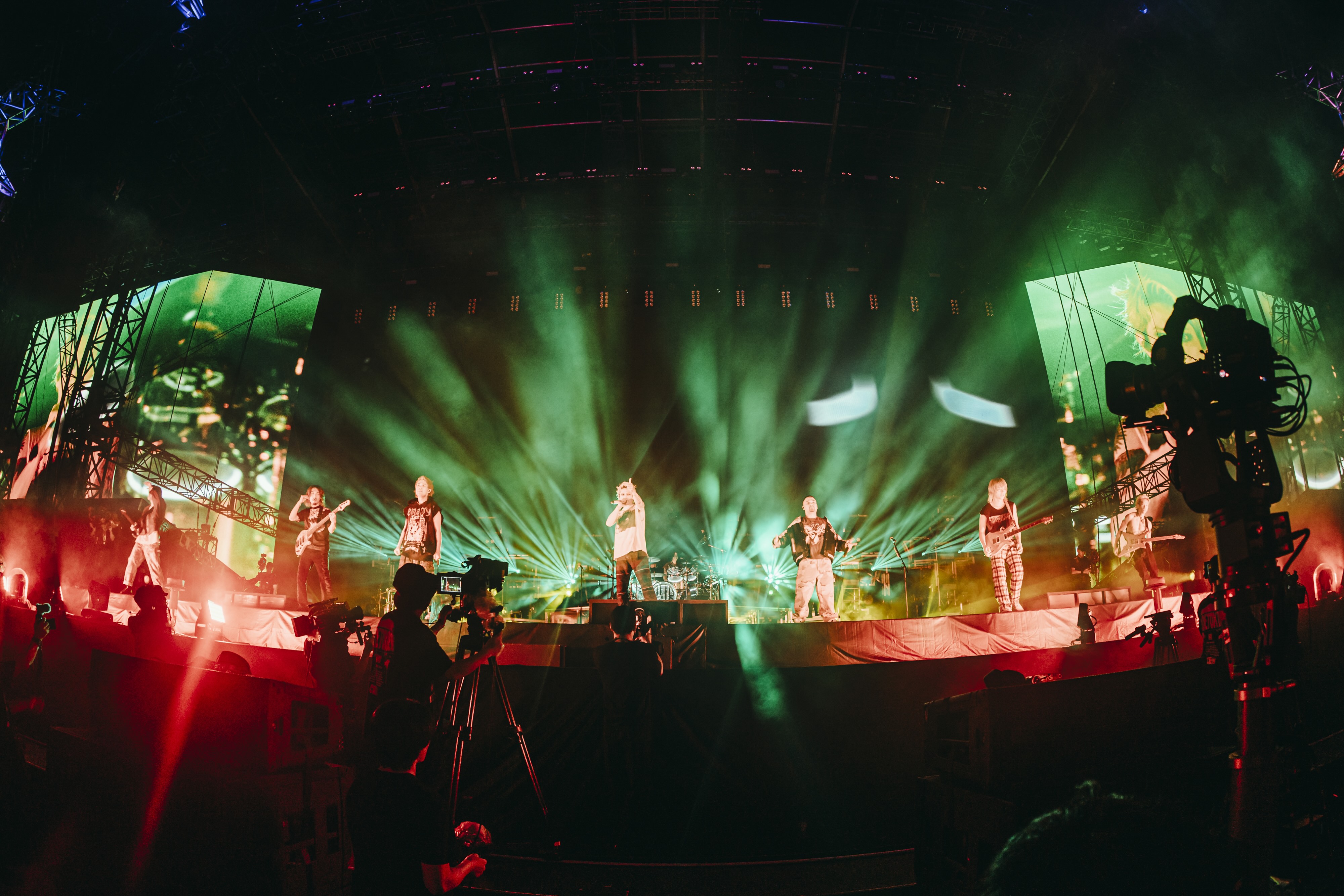 ONE OK ROCK演唱會電影收錄日產體育場演出。(圖/秀泰娛樂提供)