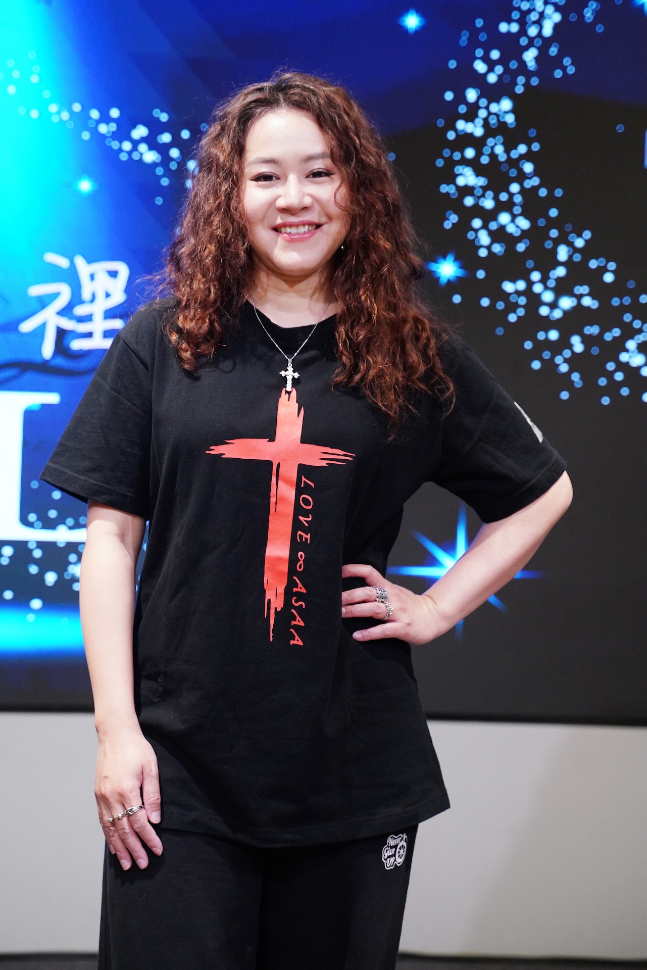 楊蒨時見到母親遺物感動哽咽。（圖／藝起發光Ｘ蒙福教會提供）