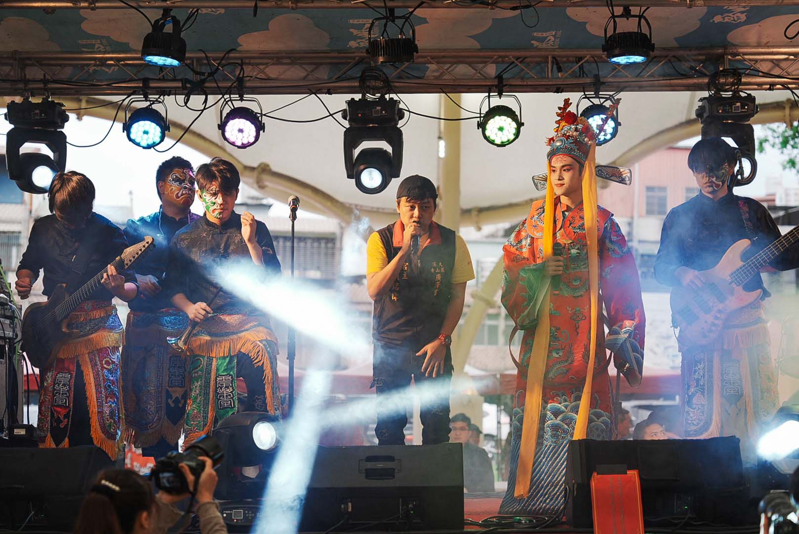 賴銘偉與扮演田都元帥的鄺澤東合唱〈萬年香火〉。（圖／大溪鳳山寺廣澤宮提供）