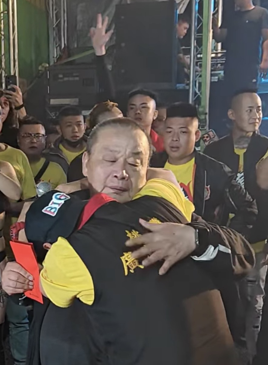 賴銘偉為父親慶生淚崩相擁，感念神明保佑賴爸身體康復。（圖／大溪鳳山寺廣澤宮提供）