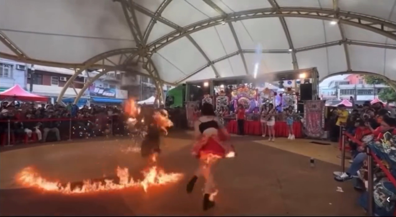「2026桃園信仰生活節－神遊春巡」發生意外，女舞者在表演火舞環節，下半身遭到火燒。（圖／翻攝自Threads）