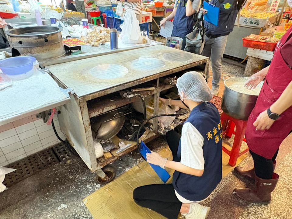 高雄市三民區正義市場一家春捲攤,爆出疑似食物中毒。(圖/高雄市衛生局提供)