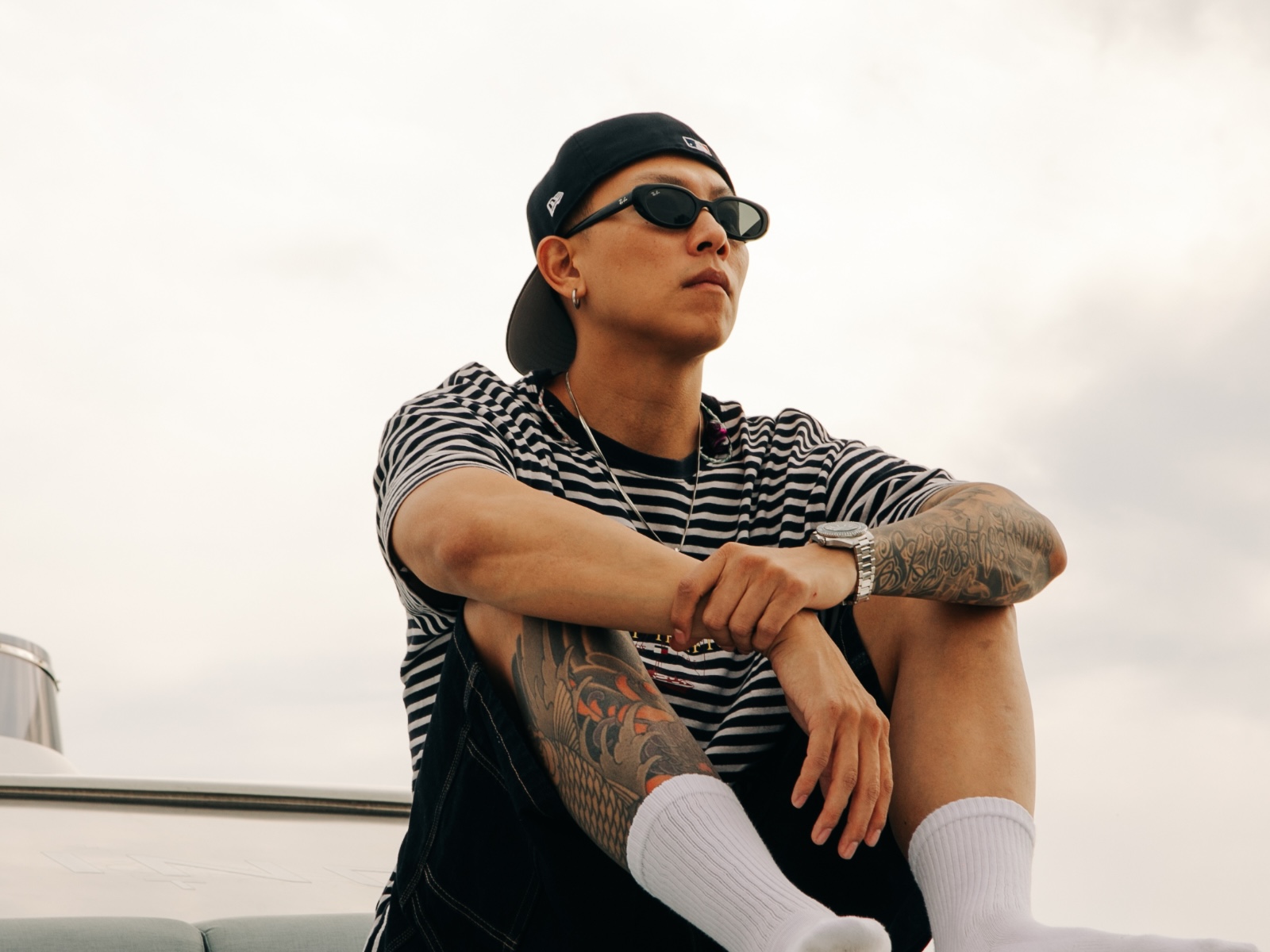 瘦子坐在船板上,帥氣。(圖/本色音樂提供)