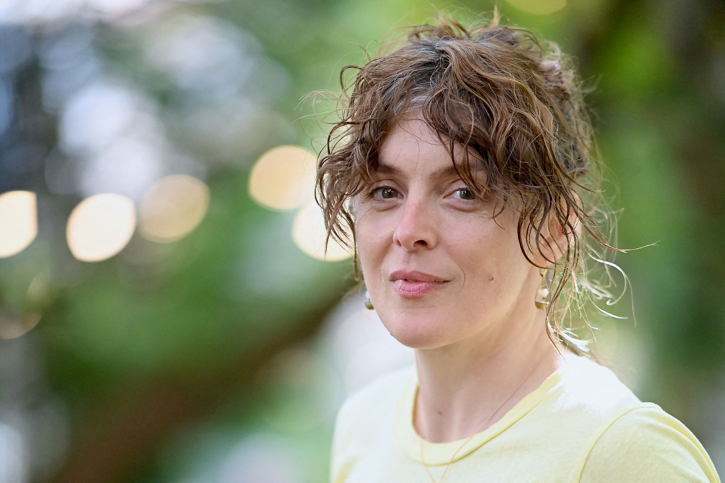 法國喜劇女星華蕾莉董澤利在《音樂家四重奏》豪砸4.2億擊敗其他名琴買家。（圖／海鵬影業提供）