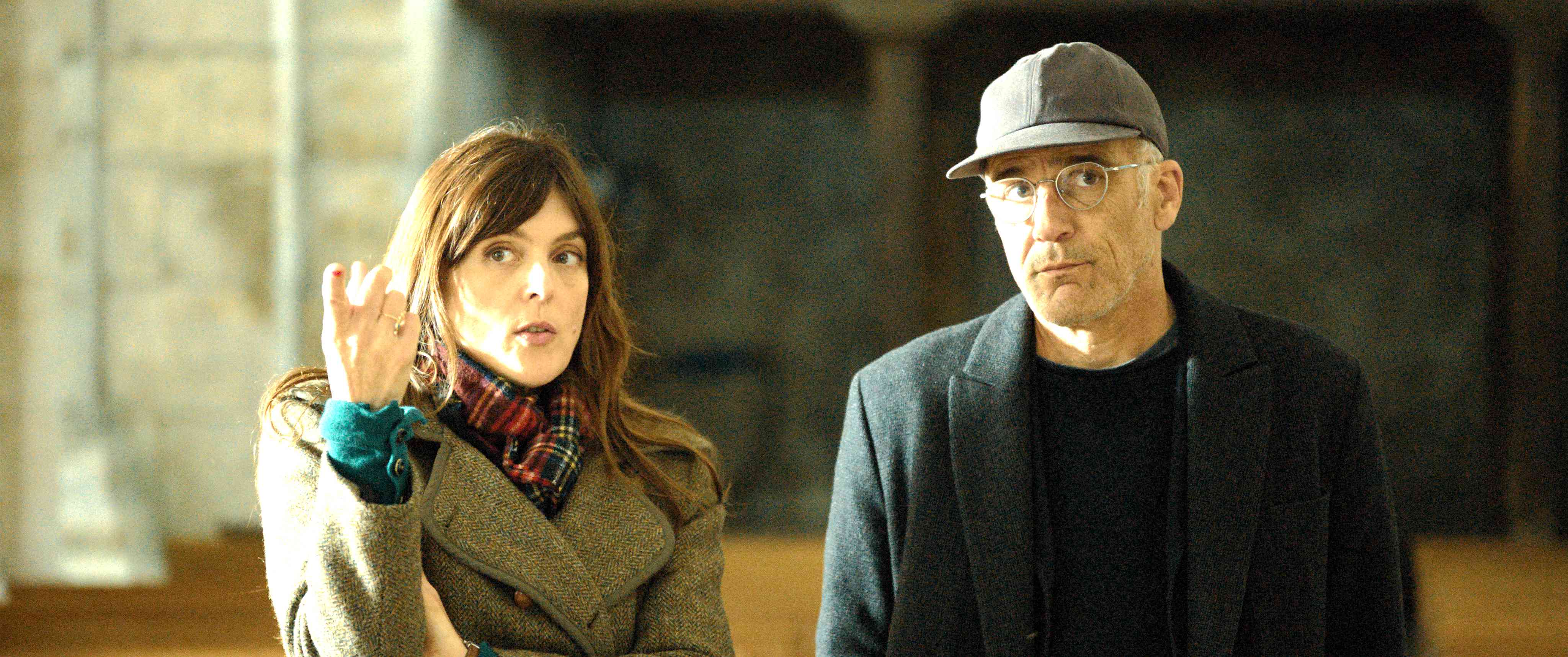 華蕾莉董澤利(左)《音樂家四重奏》搞不定難搞音樂家，決定找出曲目的作曲家出馬。（圖／海鵬影業提供）