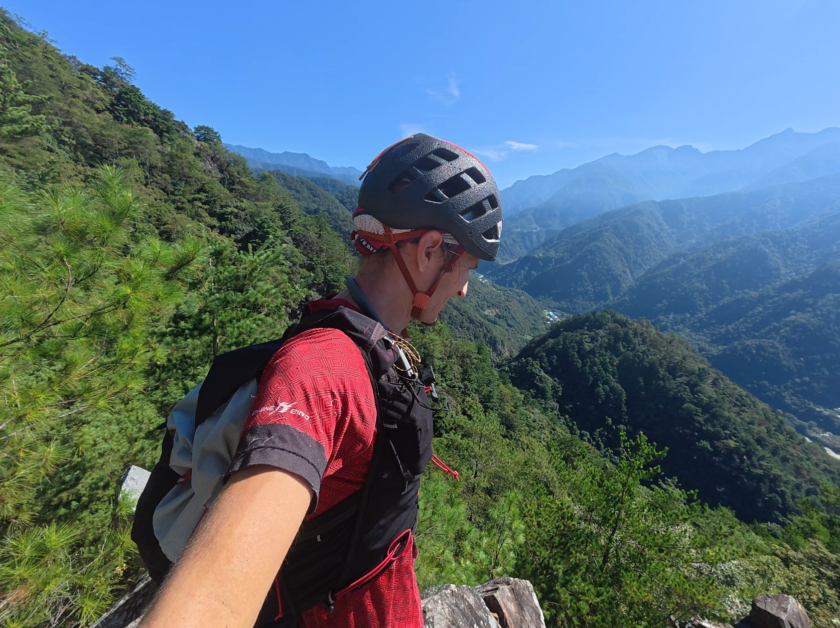 跑山獸幫忙搜救失蹤的黃姓山友,卻被批評是「賞金獵人」。(圖/翻攝自Petr Novotny臉書)
