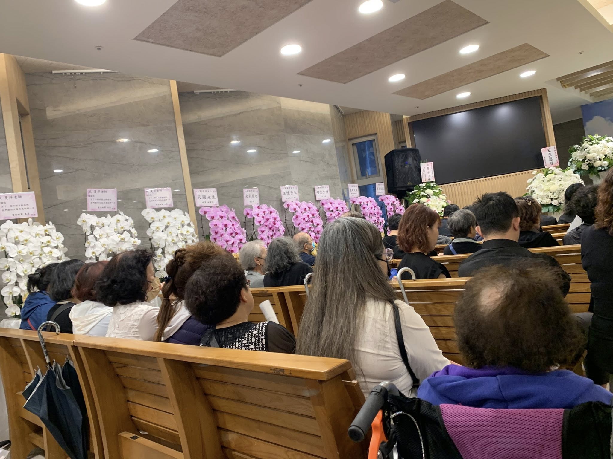 家屬替已故歌星夏萍舉辦告別演唱會。(圖/翻攝自施心慧臉書)