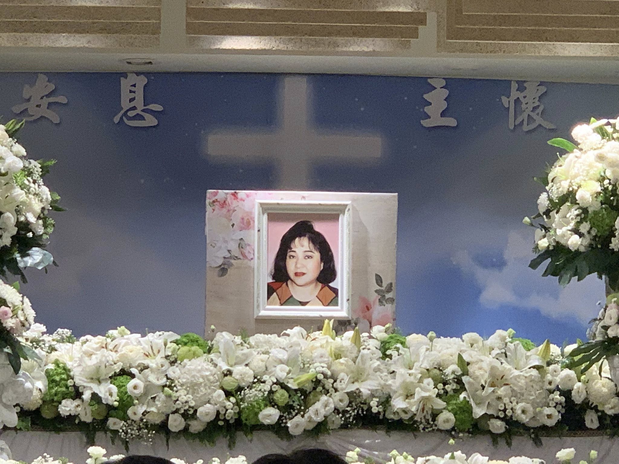 家屬替已故歌星夏萍舉辦告別演唱會。(圖/翻攝自施心慧臉書)