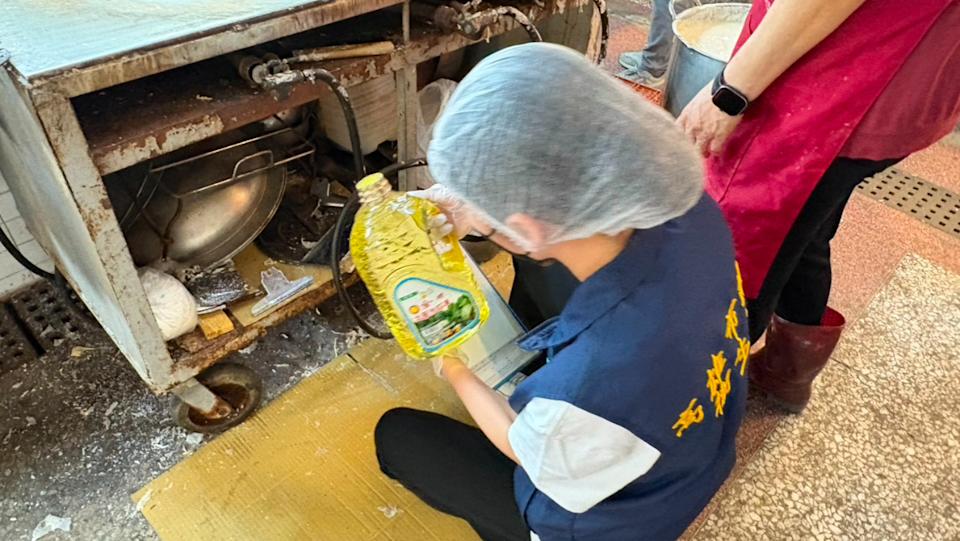 高雄正義市場一家春捲爆出疑似食物中毒，人數累計134人。（圖／高雄市衛生局提供）