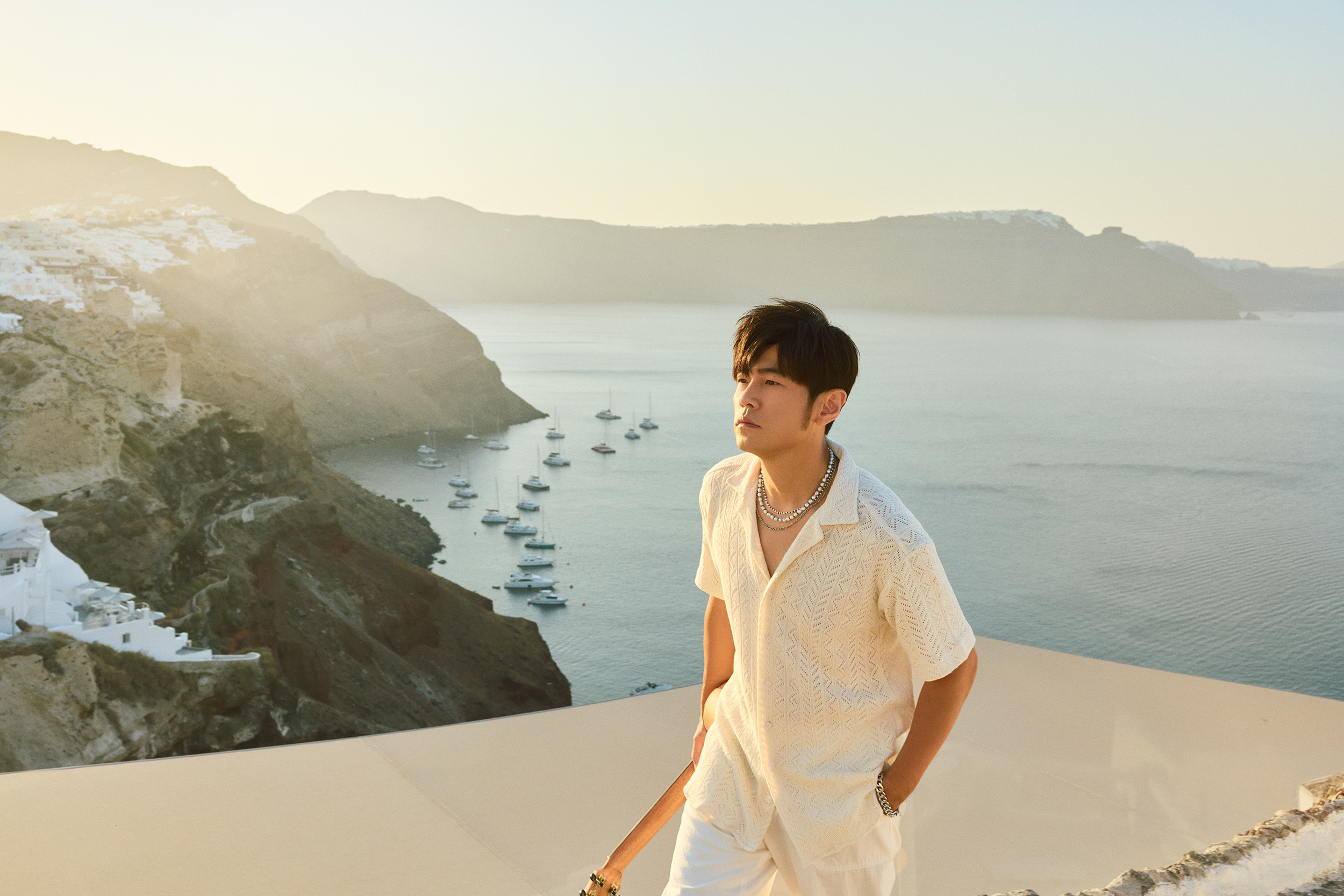 周杰倫新曲〈愛琴海〉MV首播，合體劉畊宏遠赴希臘取景採浪漫R&B曲風。（圖／杰威爾提供）