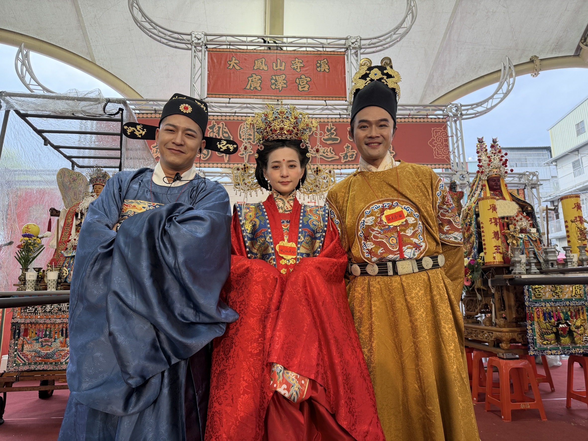 「神行盃國際四驅車大賽」發起人草爺（左一）、柯大堡（右一）宣佈第三屆「神行盃」將移師高雄岡山城隍殿舉行。（圖／神行盃提供）