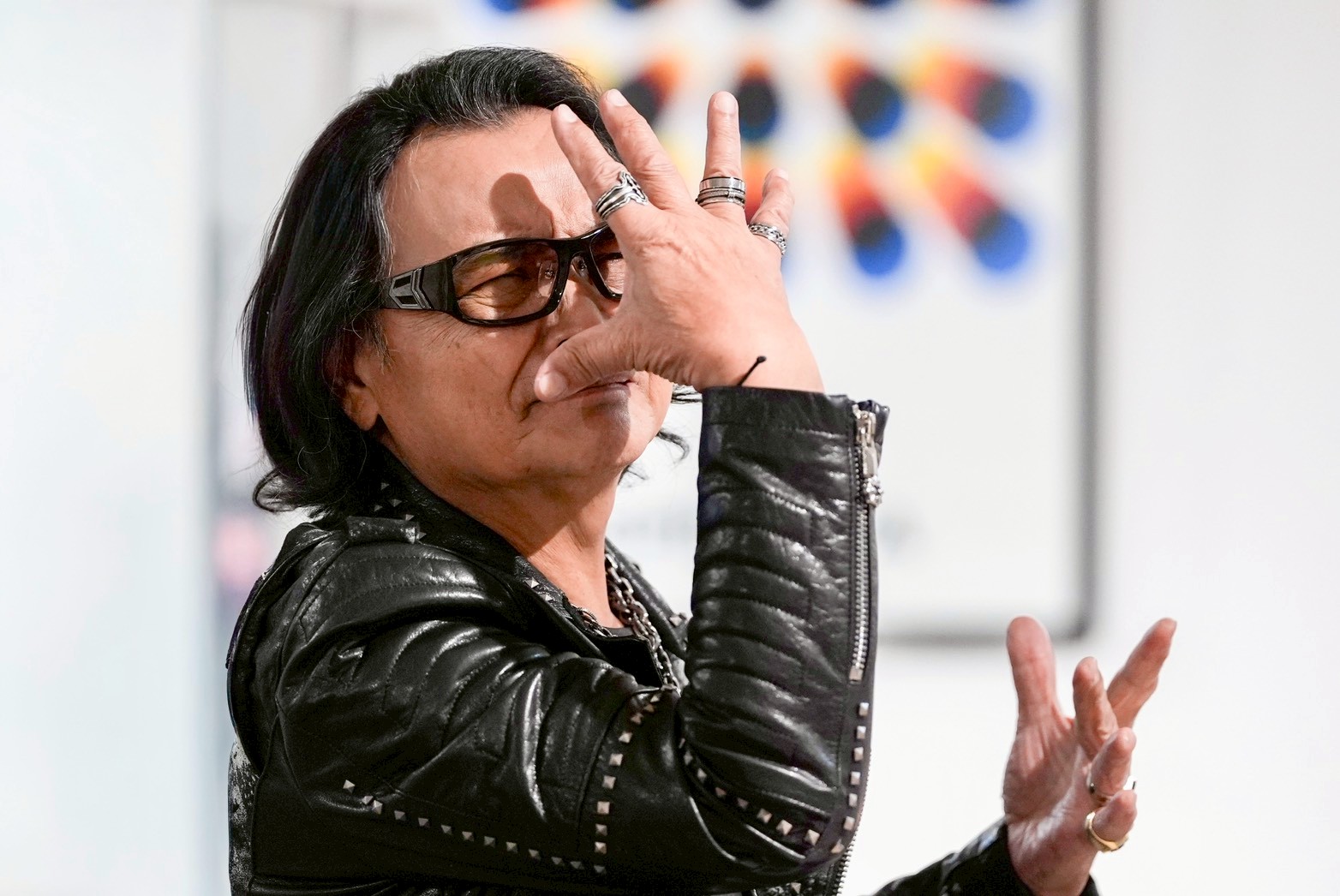 沈文程靠眼神與人交流。（圖／記者陳明中攝）