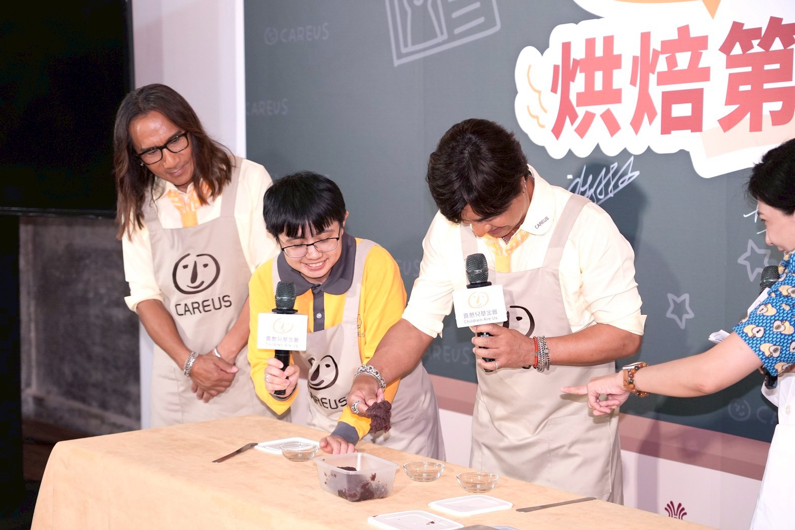 動力火車陪伴憨兒工作。（圖／記者許方正攝）