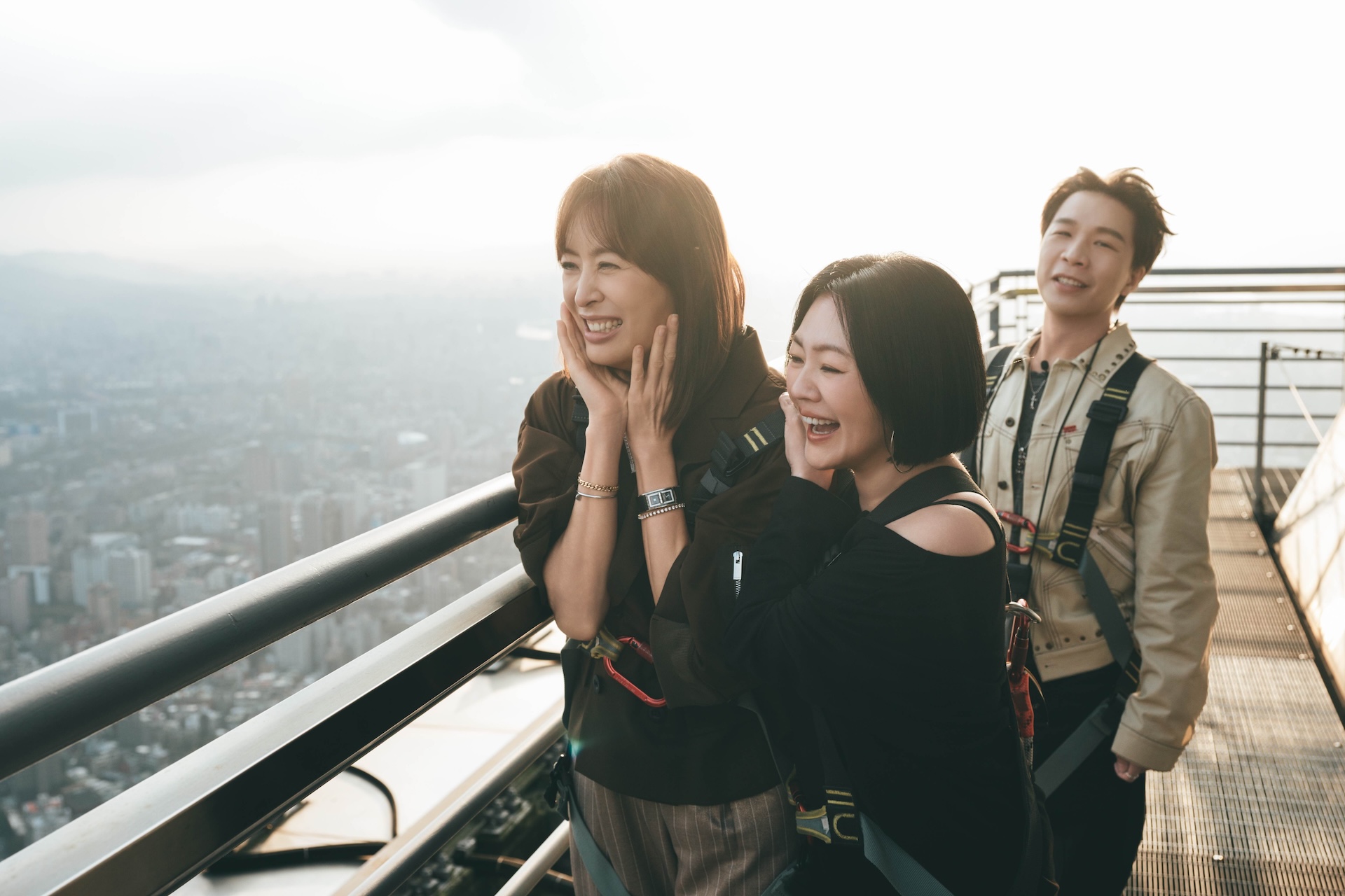 賈永婕(左)帶小S、派翠克去101高空觀賞市景。(圖/東森綜合台提供)
