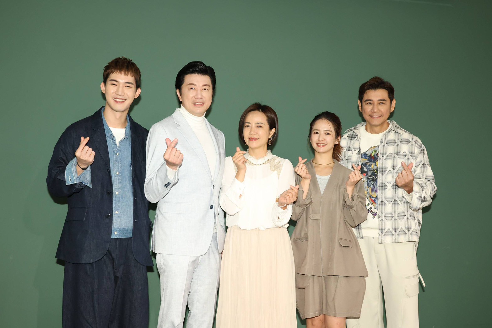 陳熙鋒(右起)、臧芮萱、陳仙梅、吳皓昇、楊鎮出席《臥龍好歲月》記者會。(圖/攝影組)