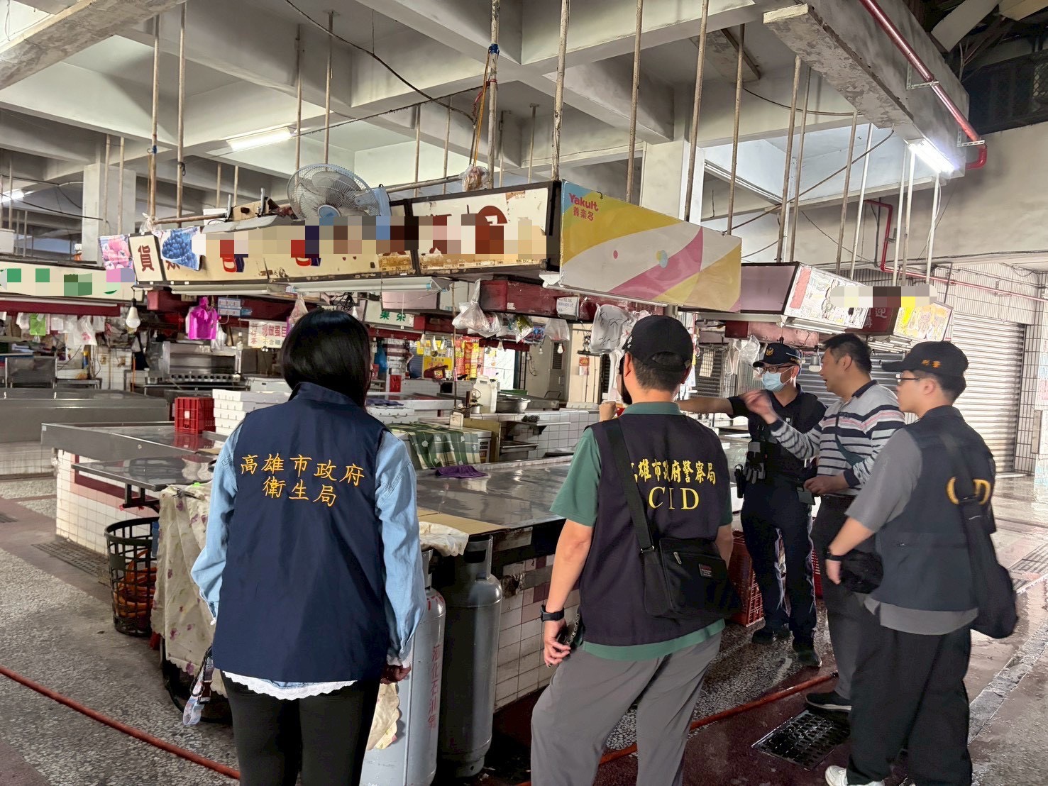 高雄正義市場一家春捲攤爆發食物中毒,就醫人數持續增加。(圖/高雄市政府衛生局提供)