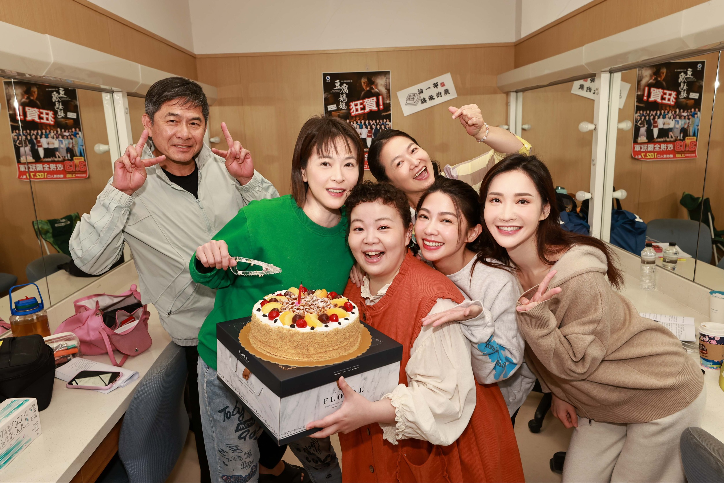 洪都拉斯、謝瓊煖、曾智希、宮美樂、徐千京開心幫蘇晏霈一起慶生。（圖／民視提供）