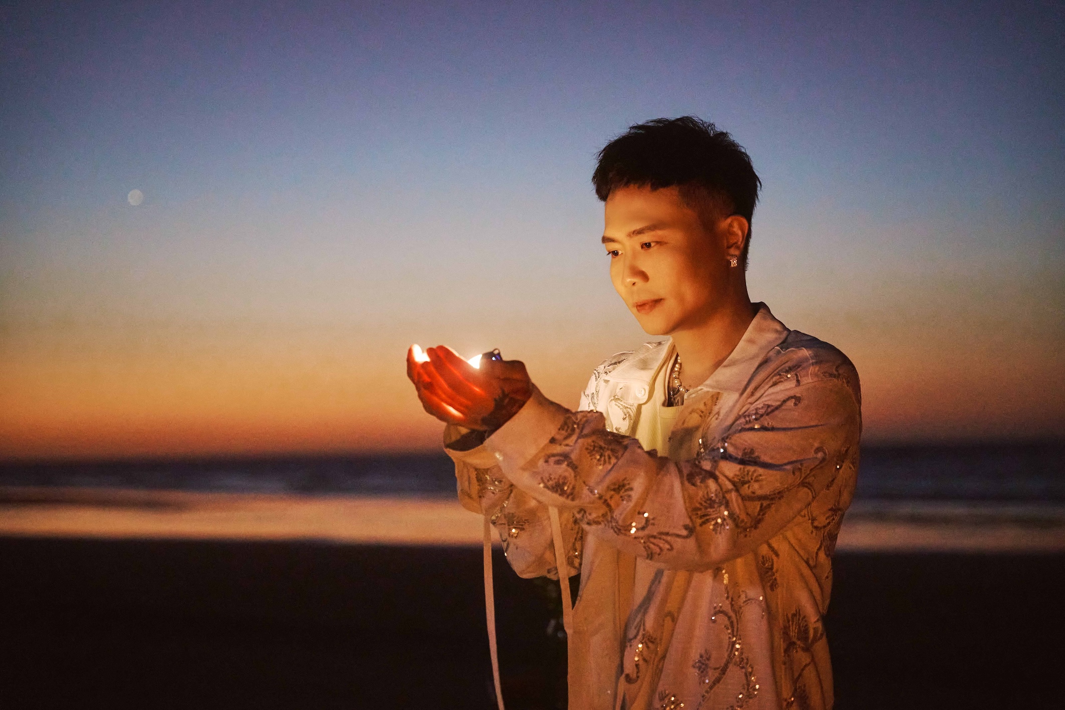 蕭秉治迎來雙喜事，《活著 Alive》演唱會再唱一城＋再推新曲〈頻率〉。（圖／相信音樂提供）