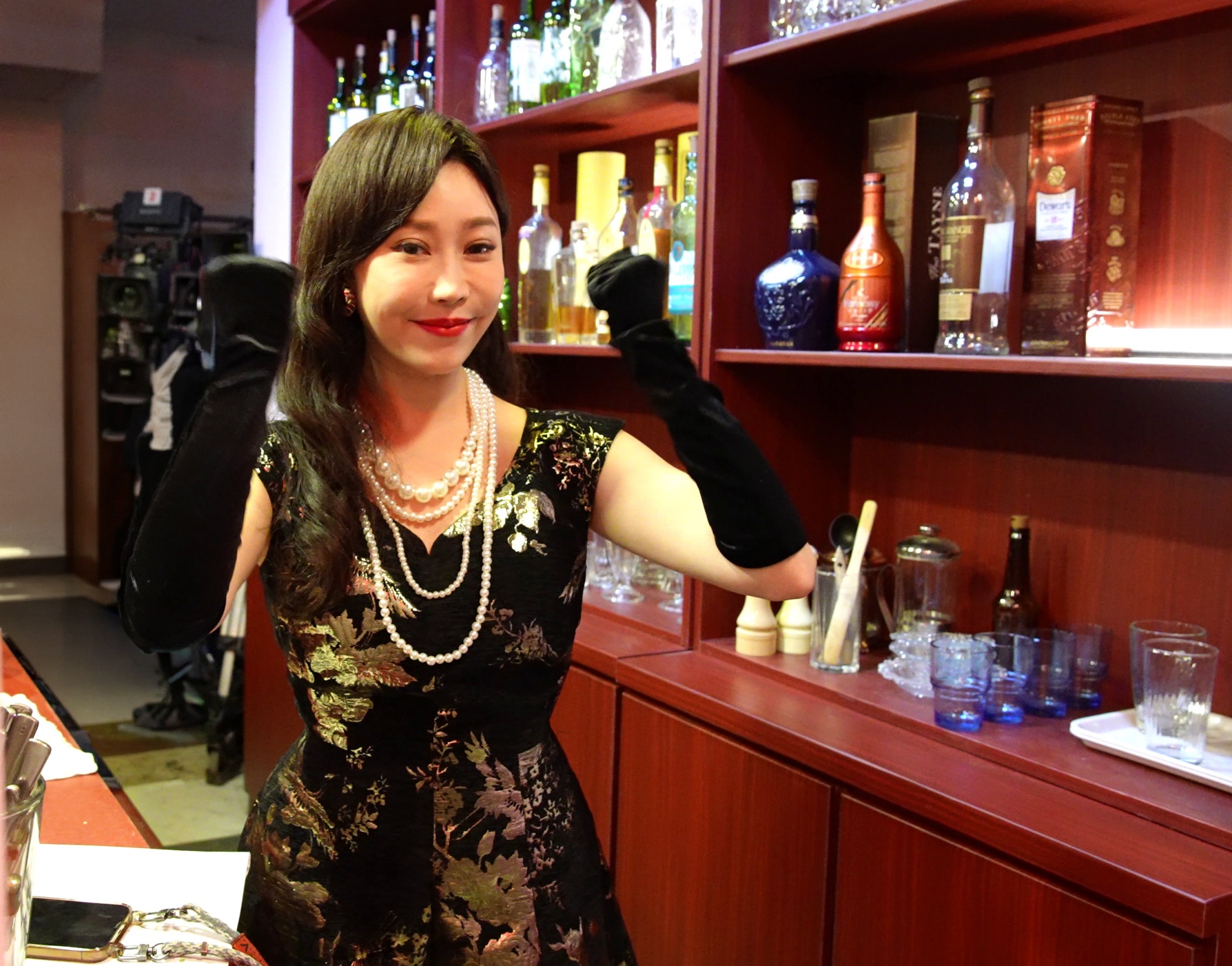 黃露瑤為了演出《寶島西米樂 守護》媽媽桑苦練調酒。（圖／台視提供）