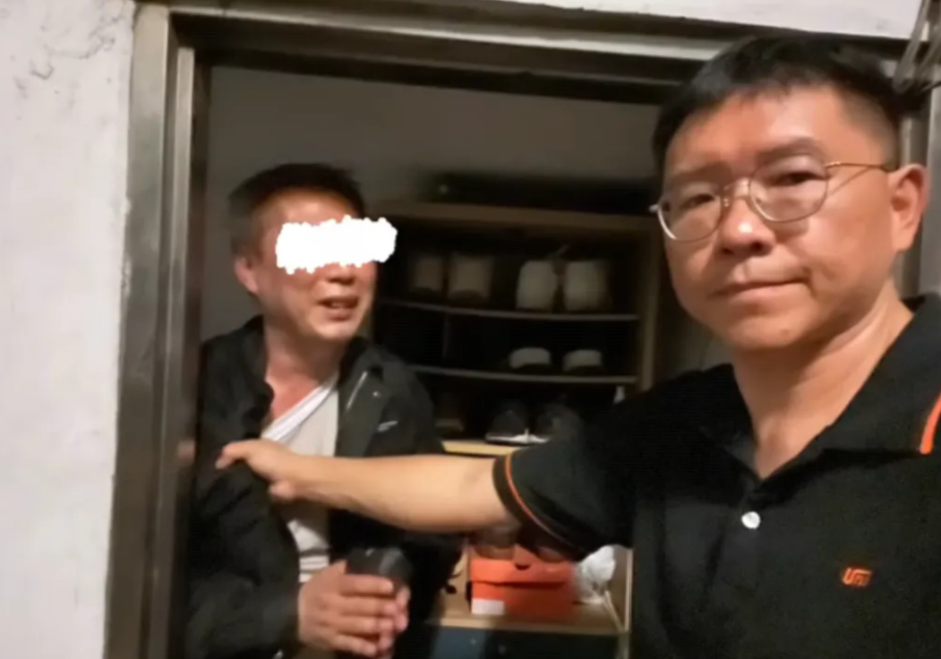 屋主淡定「邊抓賊編自拍」萬網笑翻。(圖/林先生授權提供)