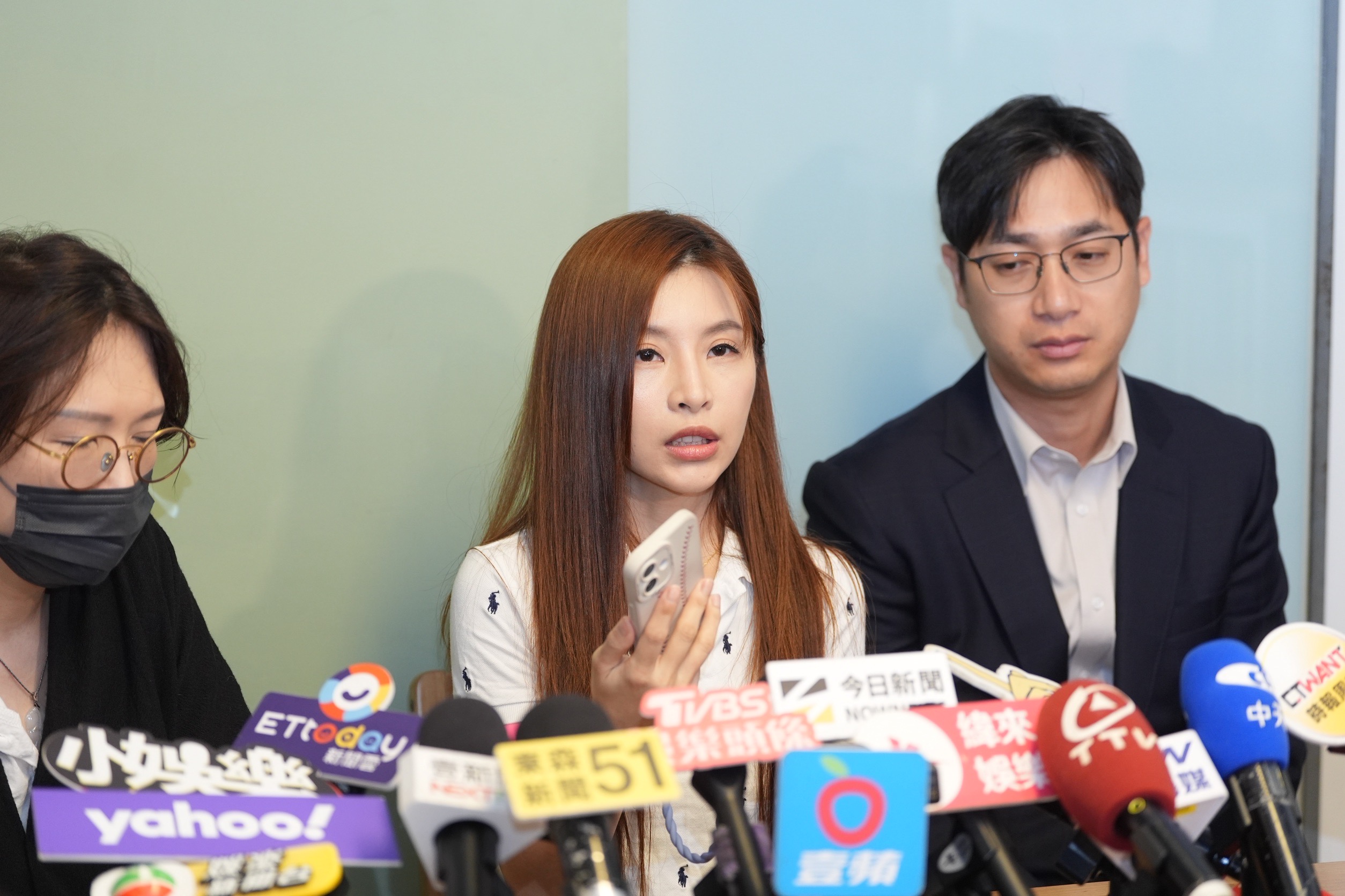 林倪安找來律師開記者會,指控前男友朱宇謀家暴、酒駕等。(圖/記者陳明中攝)