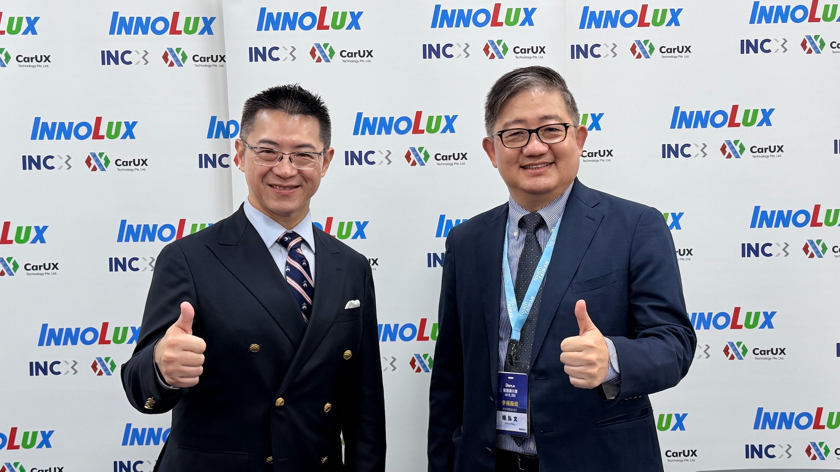 群創光電董事長暨執行長洪進揚（左）及總經理暨營運長楊弘文（右）在 Touch Taiwan 2026 接受媒體訪問，樂觀看待下半年營運發展。