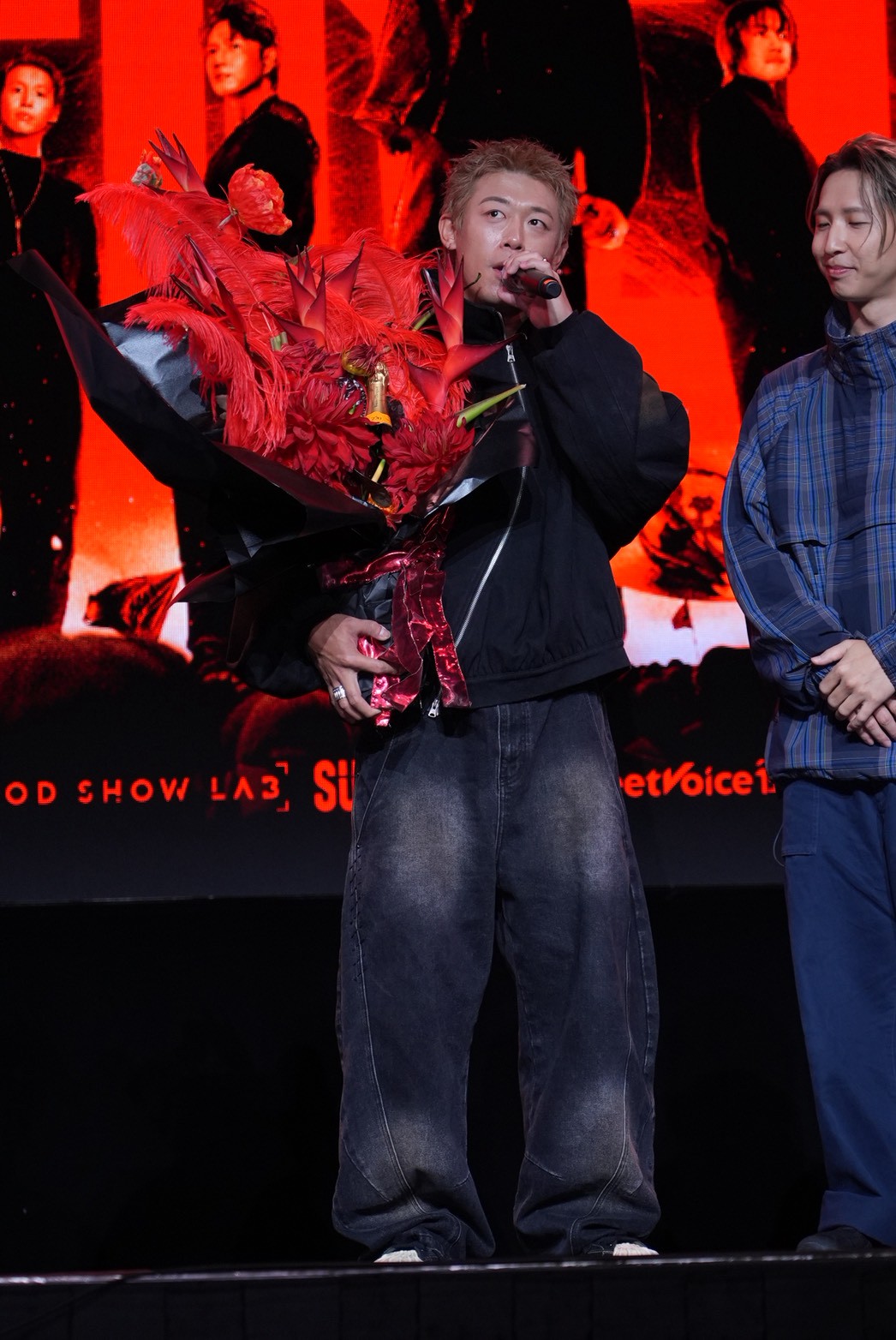 玖壹壹健志驚喜現身滅火器記者會。（圖／記者許方正攝）