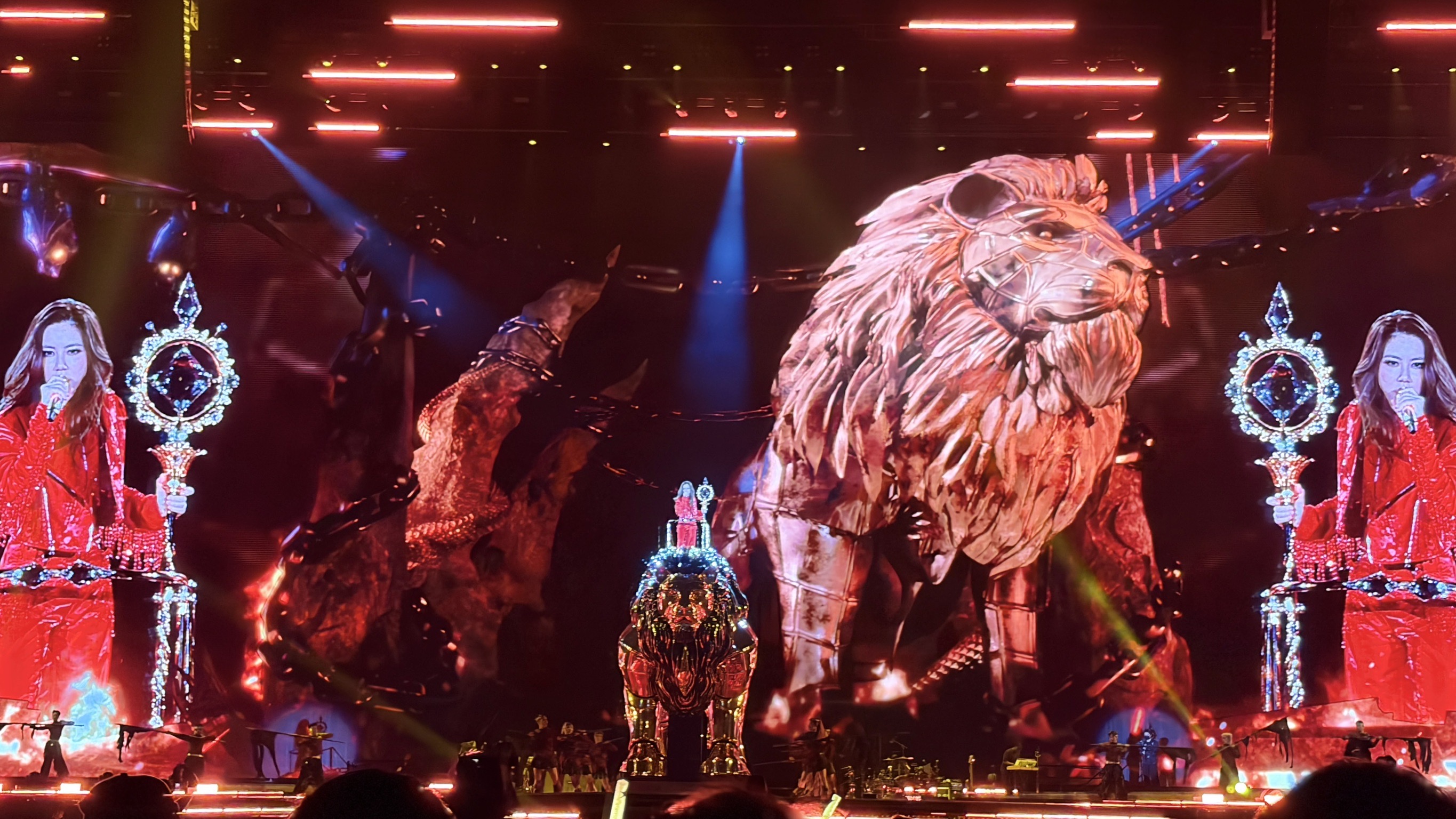 鄧紫棋大巨蛋首場開唱，達成巨型獅子震撼現身。（圖／讀者提供）