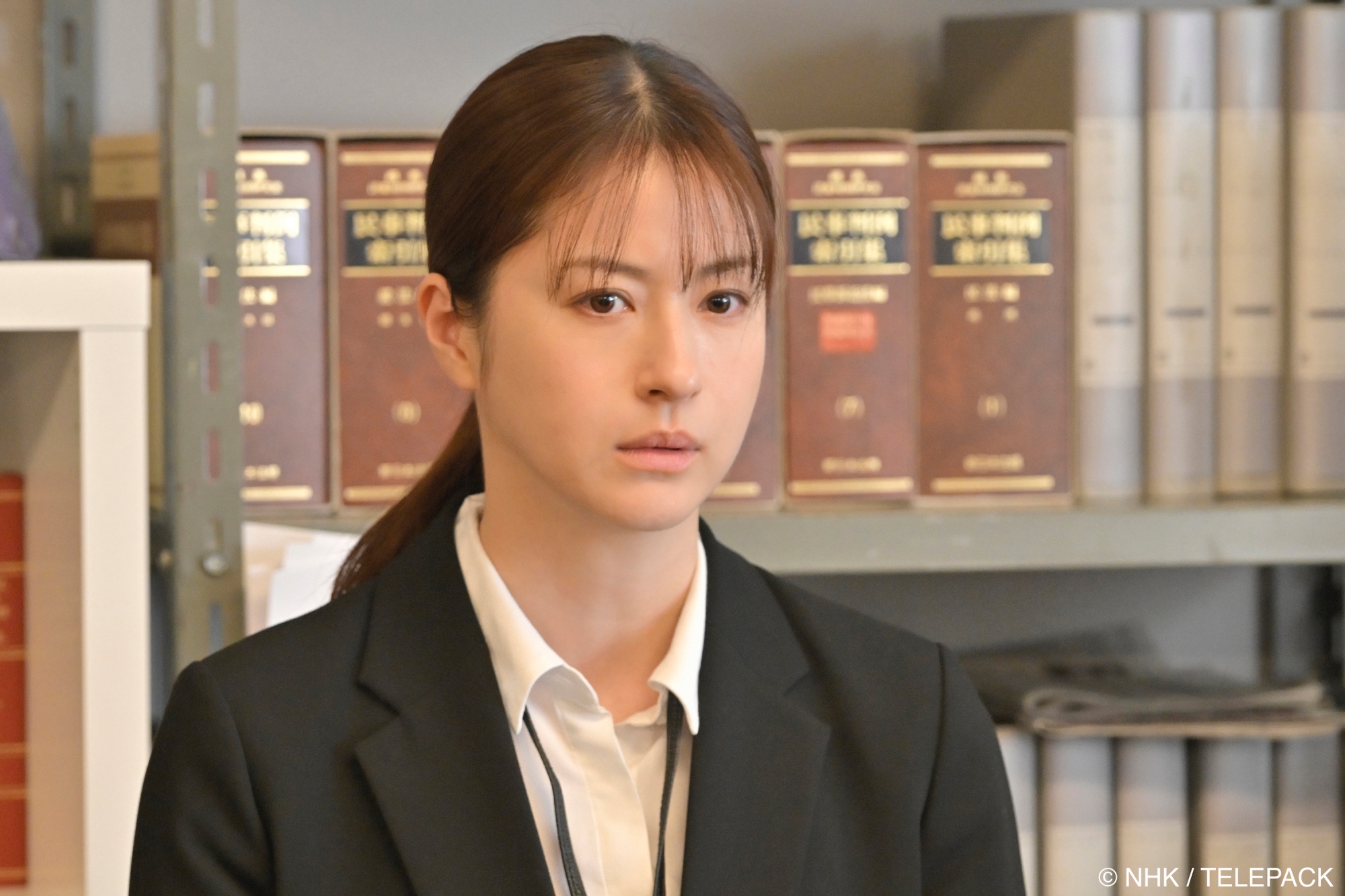 《對決》松本若菜飾演新聞記者，調查醫科大學針對入學評分的女性歧視案。（圖／Hami Video提供）