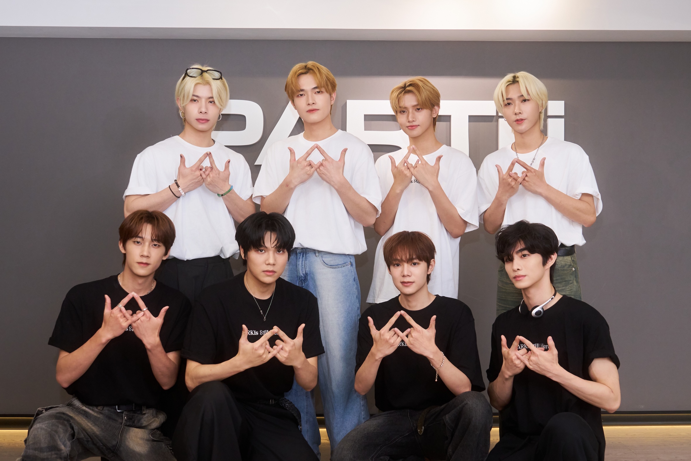 Vin（前排左起）、Mikey、Alex、禾雁凱，李東翰（後排左起）、鄭彫秦、李定和黃崇峻，近來爲演唱會積極訓練。（圖／量籽計畫提供）