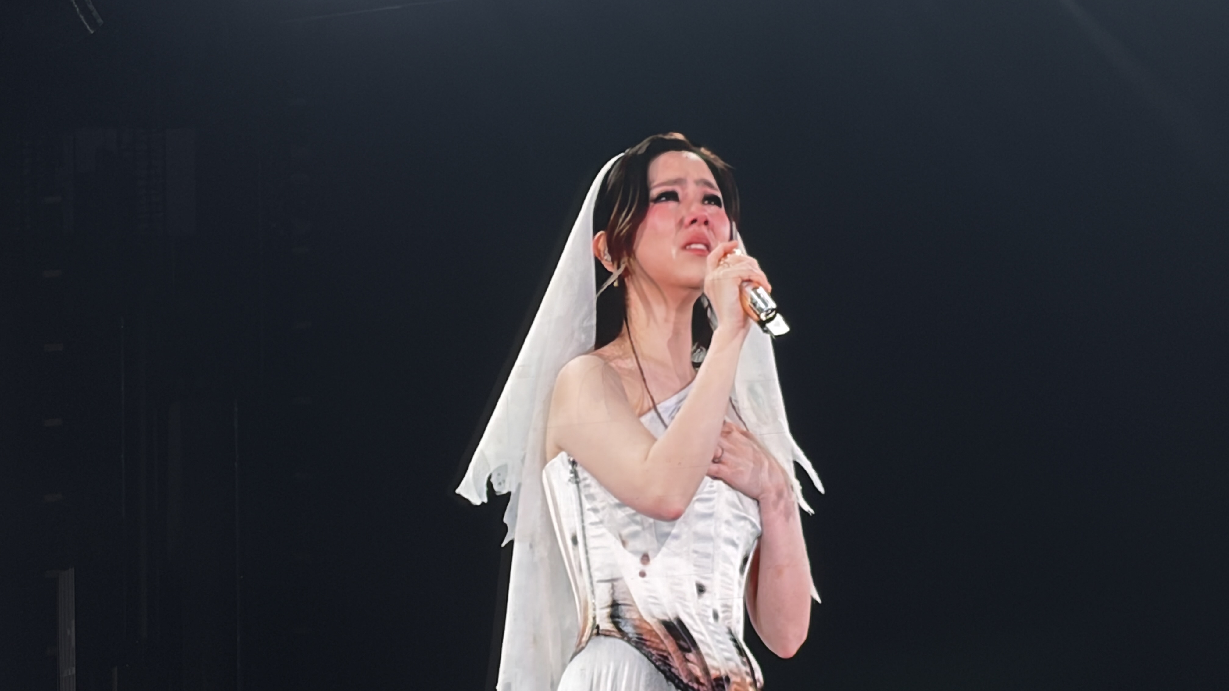 鄧紫棋演唱經典聖歌〈奇異恩典〉（Amazing Grace）時，情緒激動忍不住當場落淚。（圖／讀者提供）