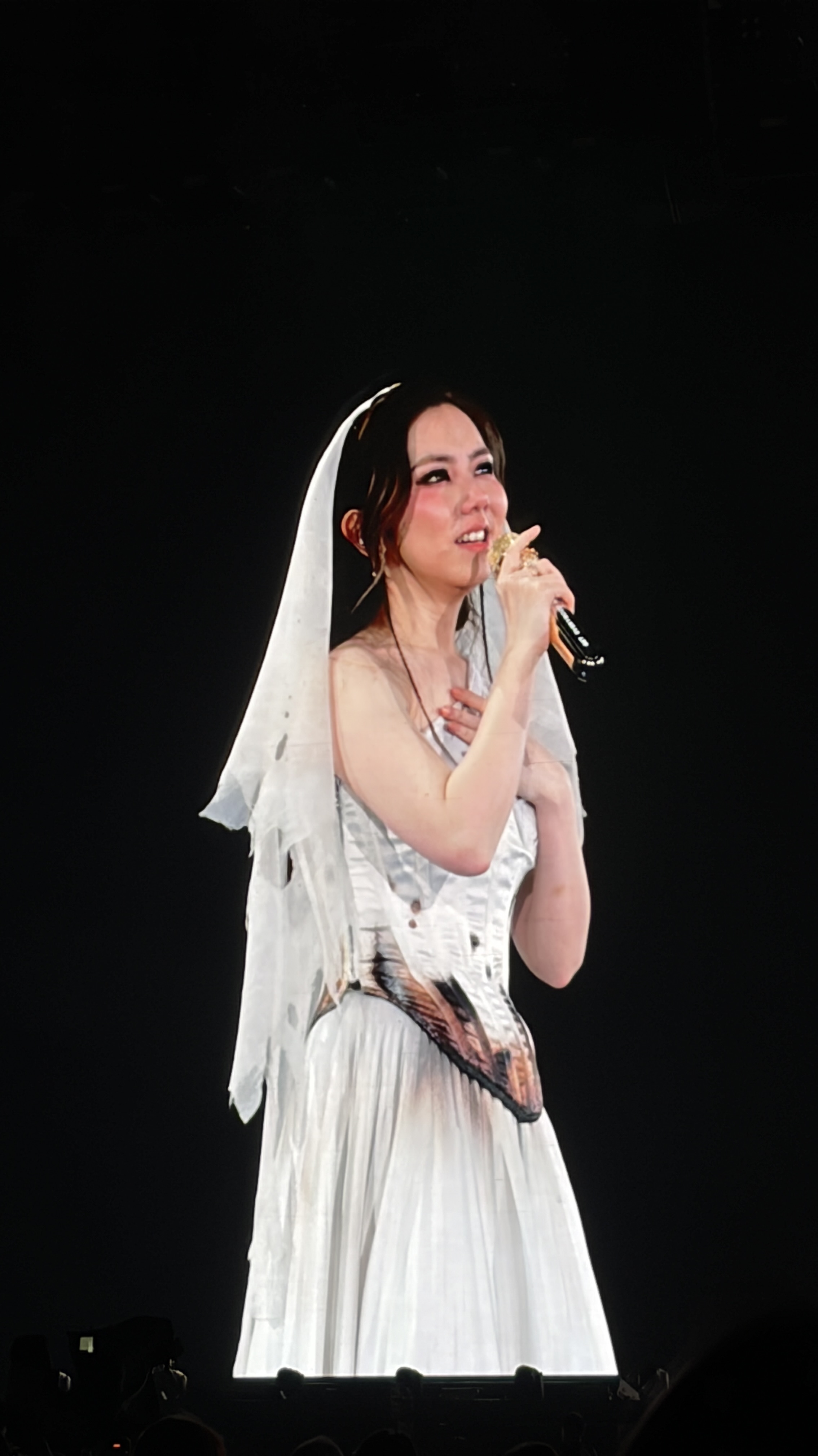 鄧紫棋演唱經典聖歌〈奇異恩典〉（Amazing Grace）時，情緒激動忍不住當場落淚。（圖／讀者提供）