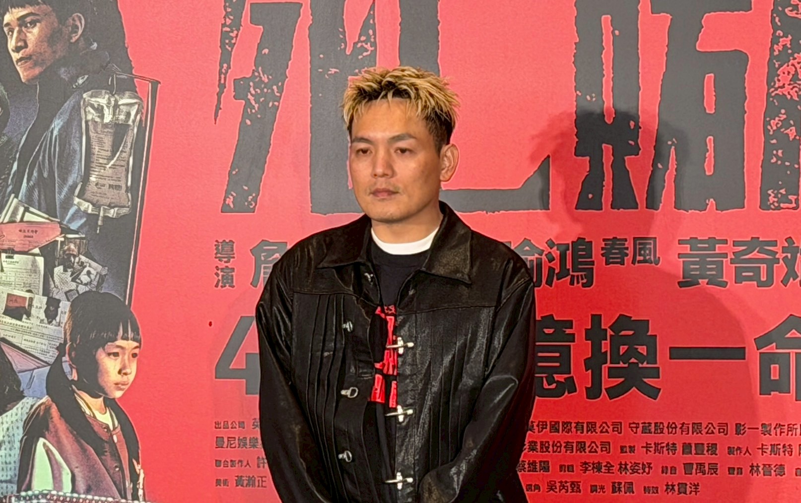 春風在《死亡賭局》中開著老舊的電子花車，忍不住抱怨車況很差。（圖／攝影組）