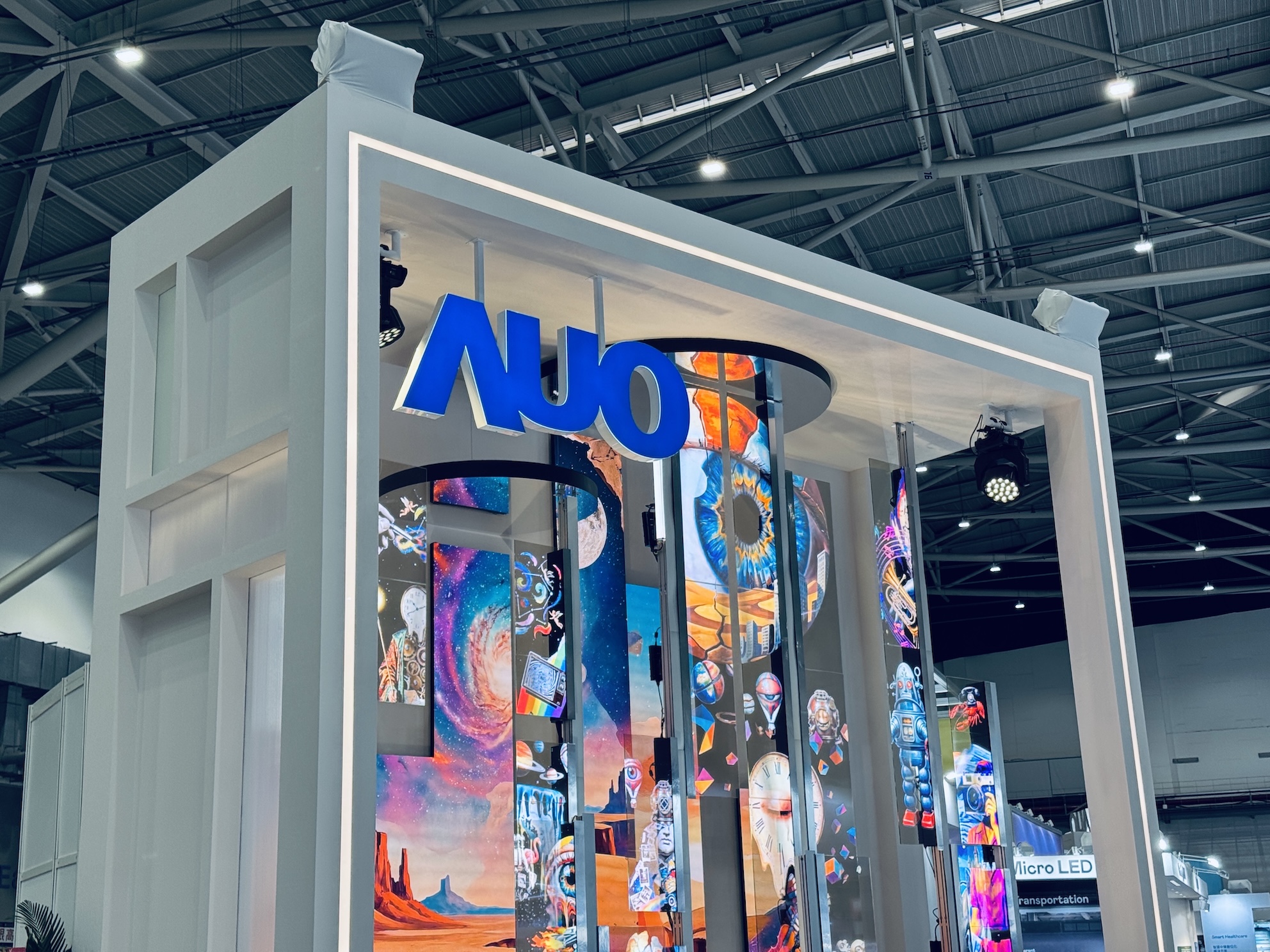 友達展位以一座高達二樓高的 Micro LED 透明螢幕「晶透之森」示人，展現實力。