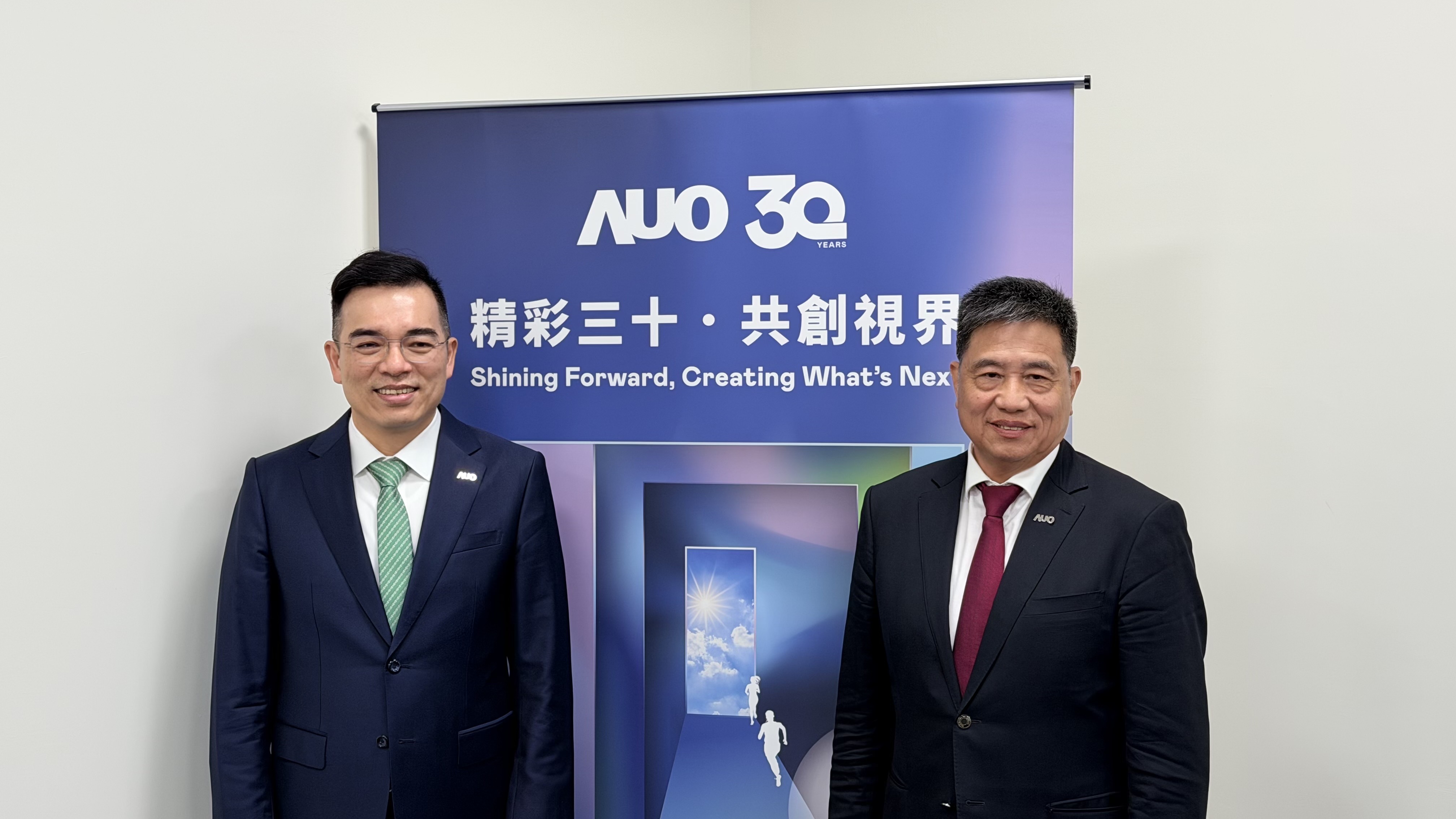 友達光電董事長彭双浪（右）及總經理柯富仁（左）於 Touch Taiwan 2026 接受媒體訪問。