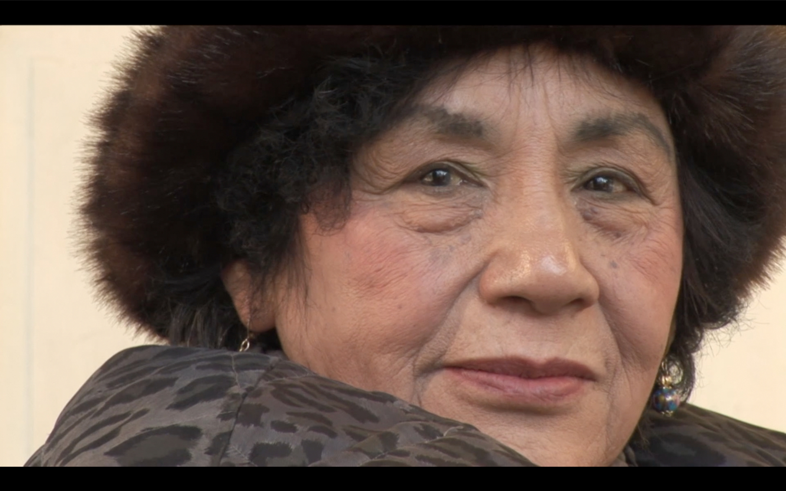 高菊花在紀錄片中的受訪畫面，親口訴說自己的故事。（圖／野火樂集提供）