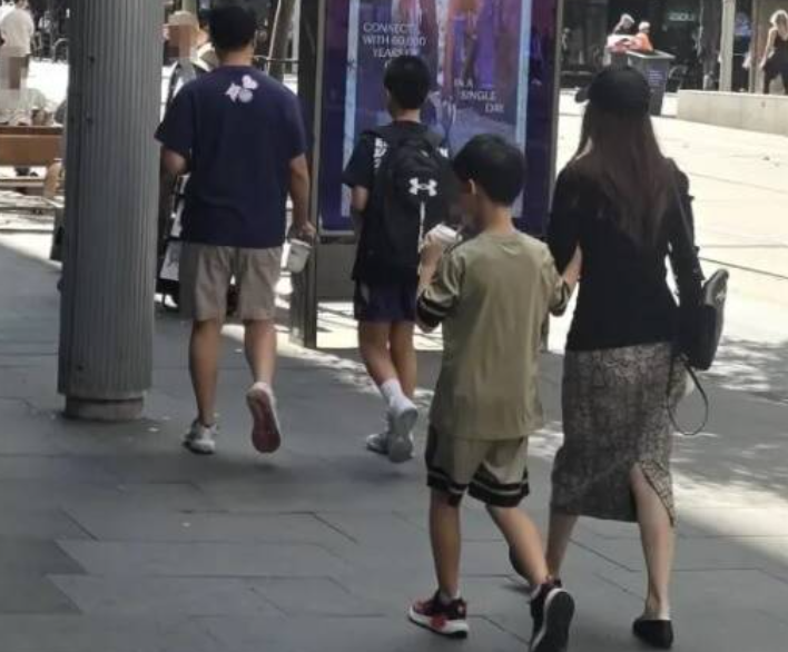 侯佩岑全家同遊澳洲。（圖／翻攝微博）