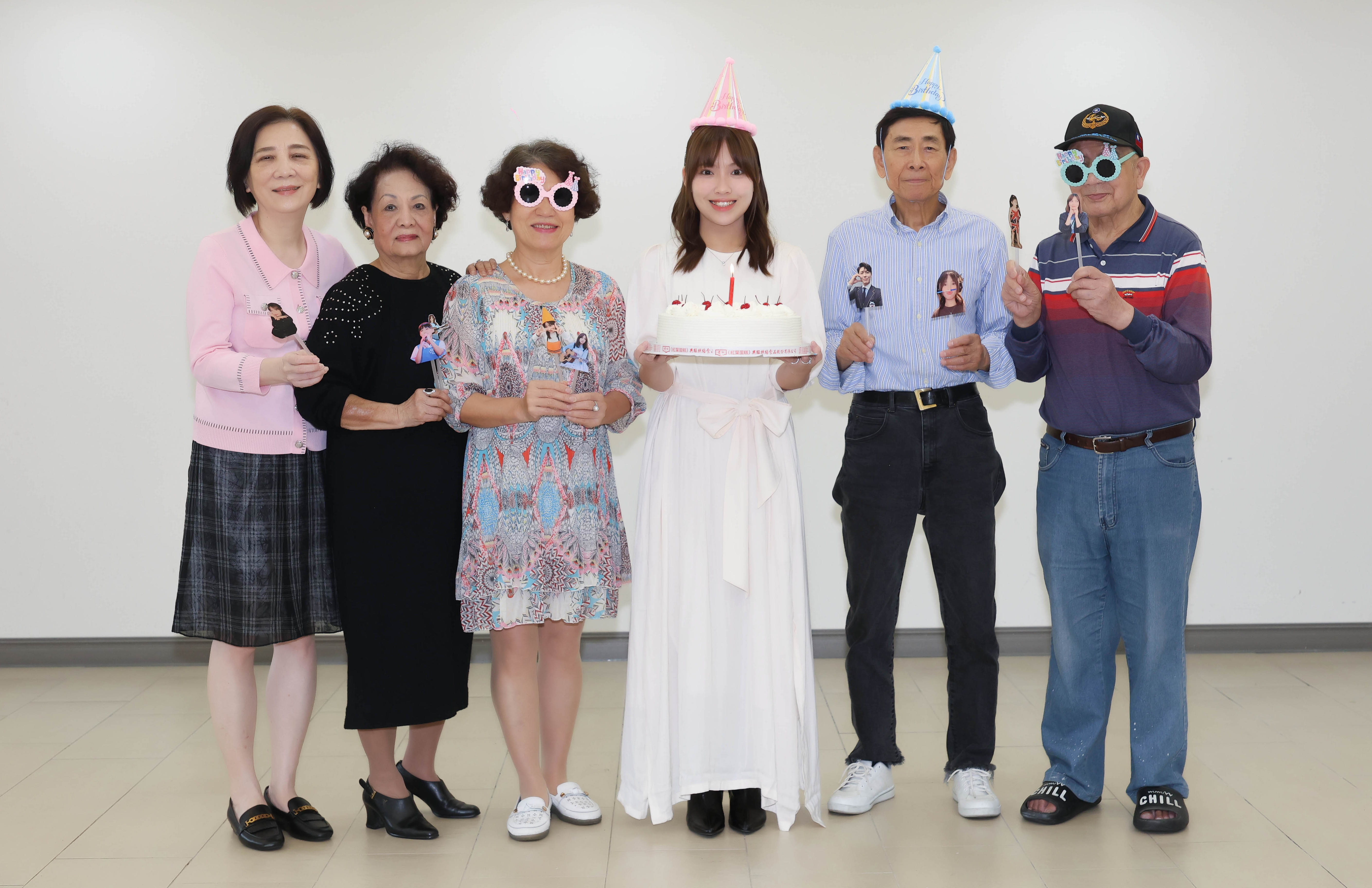 紅心字會的長輩們一起幫陳佩賢慶祝生日。（圖／紅心字會提供）