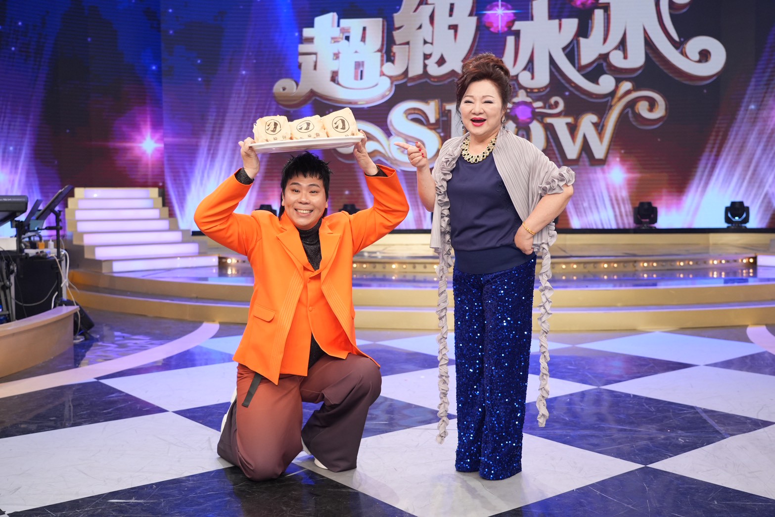 演出「藍寶石大歌廳」的邵大倫錄影現場端著紅豆餅向白冰冰跪下請罪。（圖／記者許方正攝）