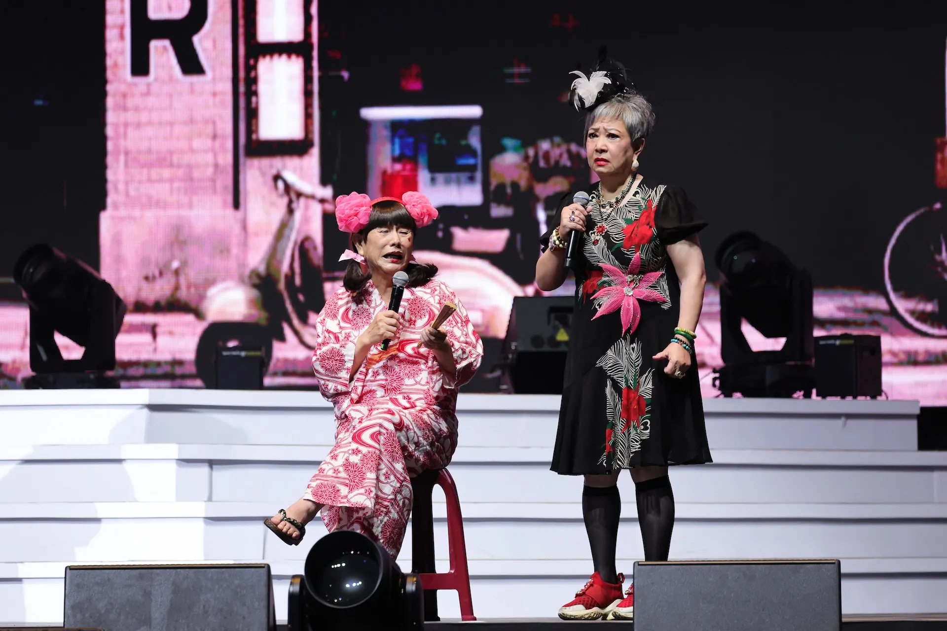 黃西田（左）扮女生和鳥來嬤一搭一唱。（圖／高流提供）