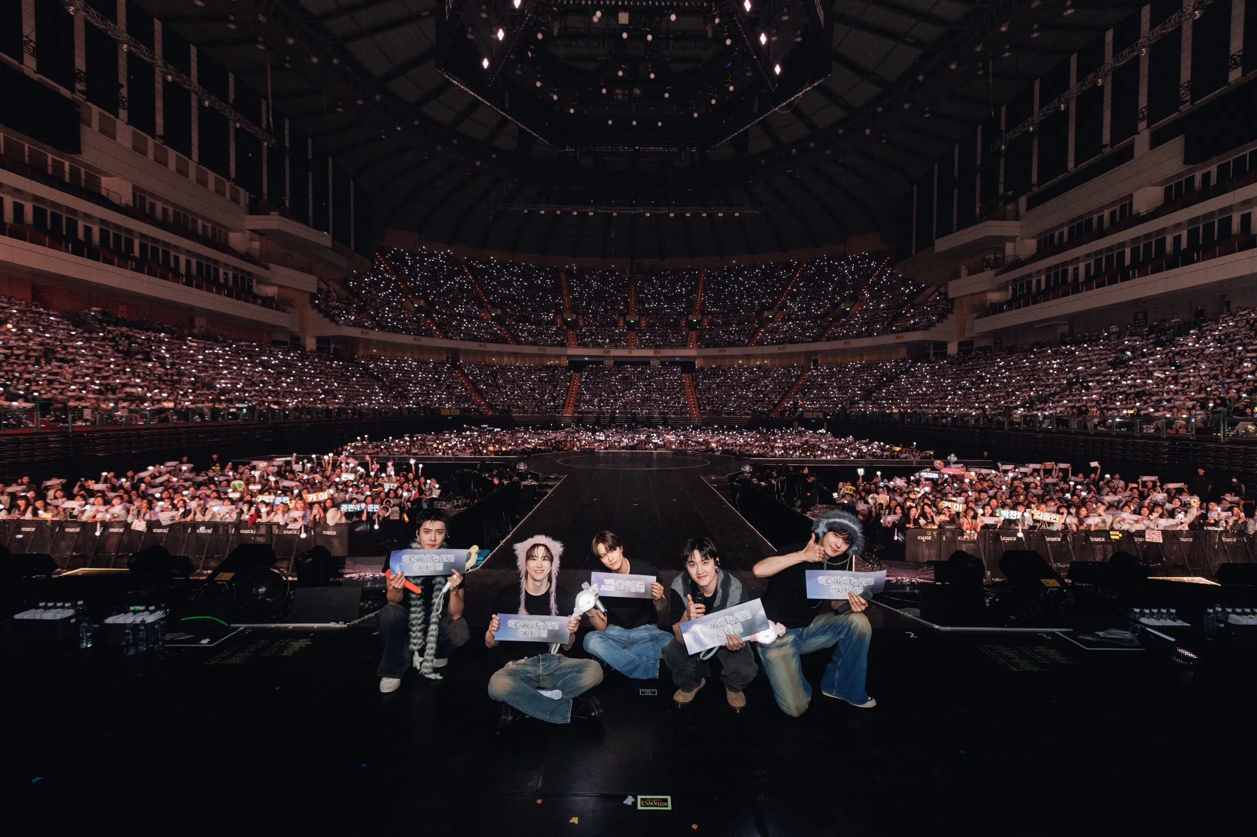 EXO登上小巨蛋開唱，吸引超過2萬名粉絲朝聖。（圖／翻攝自EXO X）
