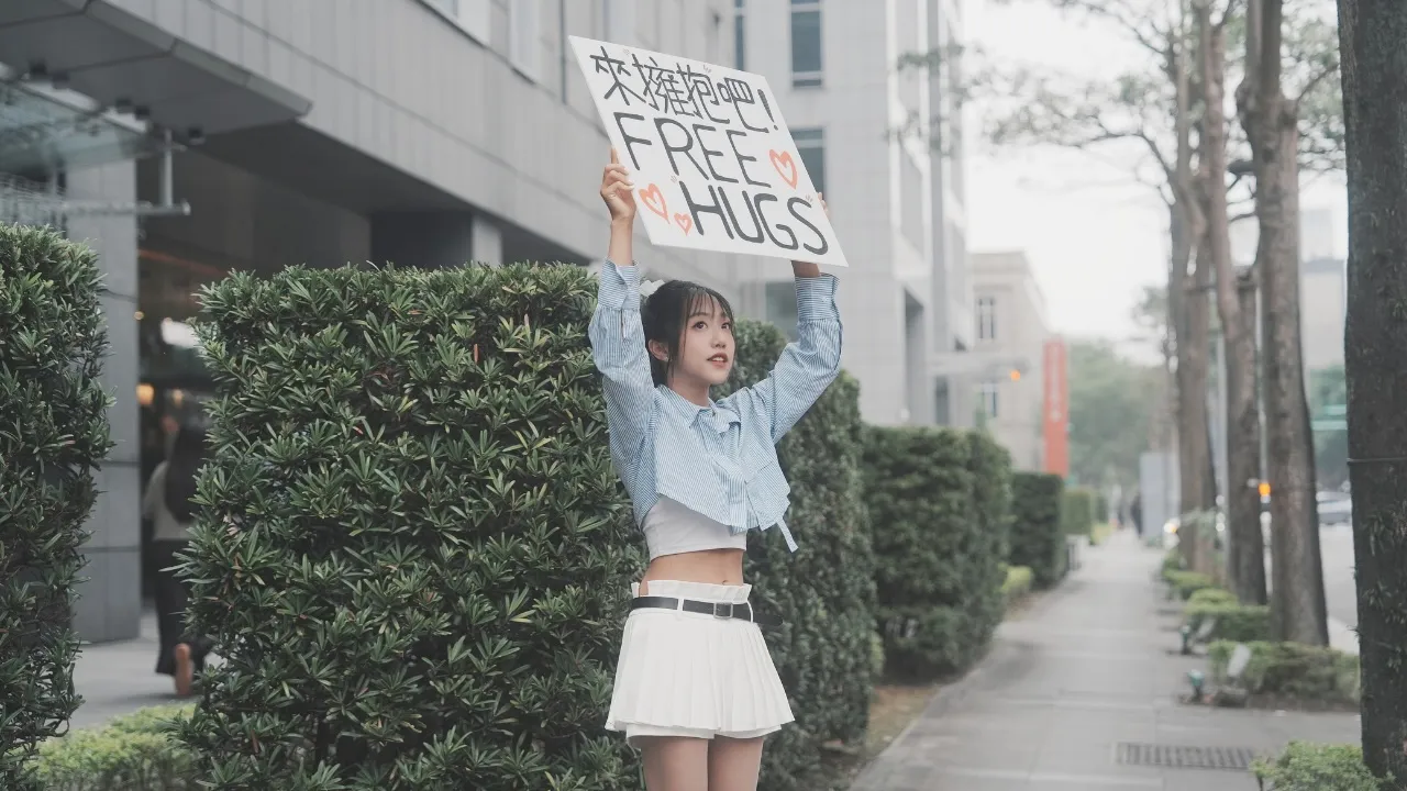 蔡佩軒推出全新創作單曲〈QQ〉,並在MV中發起擁抱活動,同時分享與丈夫出國旅遊的私下互動,展現婚後感性且溫柔的一面。(圖/瑞思國際娛樂提供)