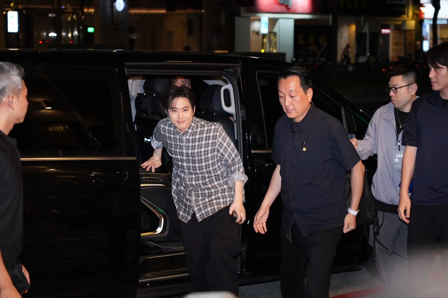 EXO成員SUHO開心揮手。(圖/記者許方正攝)