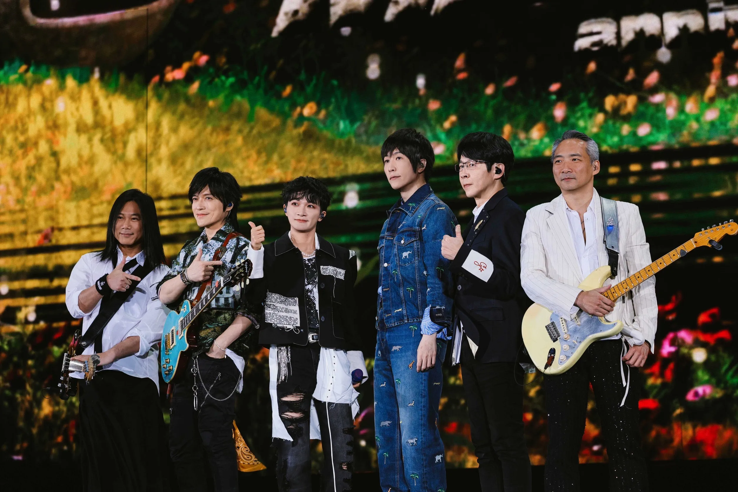 五月天於北京鳥巢舉辦25週年巡迴演唱會，嘉賓周深驚喜現身與阿信同台合唱。（圖／相信音樂提供）