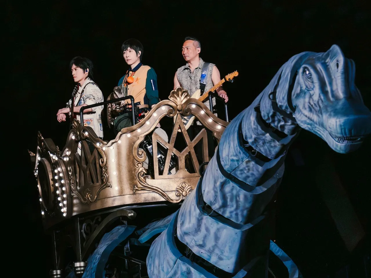 怪獸（左起）、阿信、石頭乘坐恐龍出場。（圖／相信音樂提供）